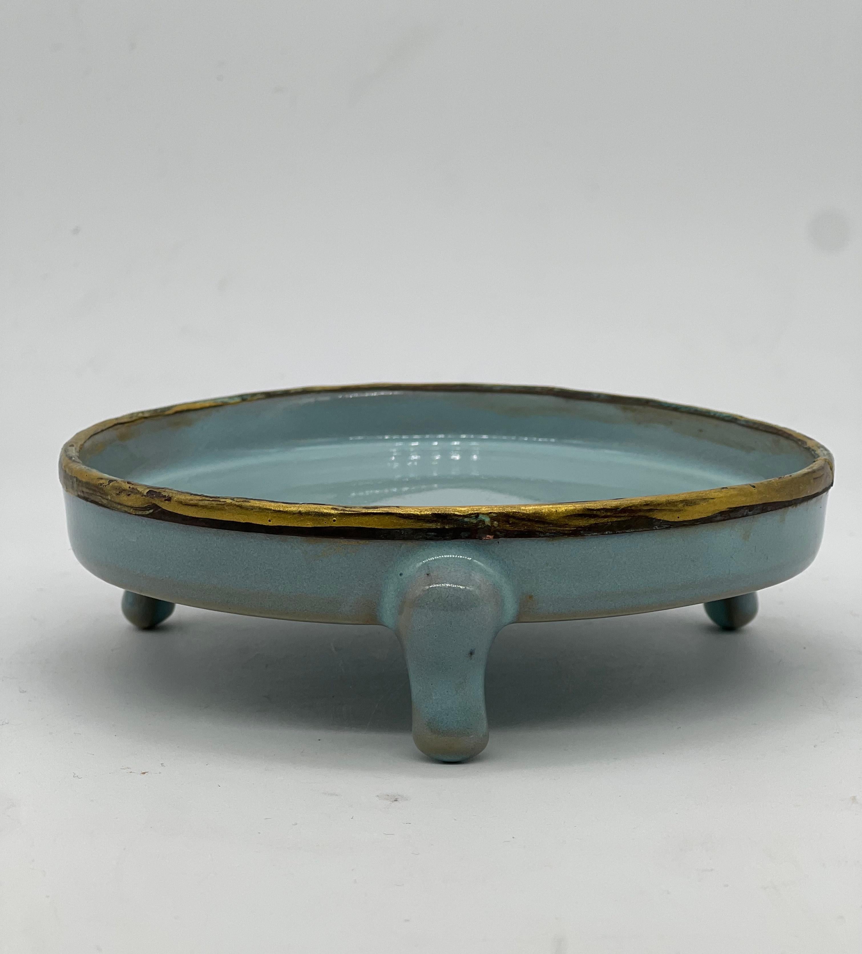 A FINE 19th C CHINESE THREE LEGGED RU WARE PORCELAIN WASHER/STAND.Qing Dynasty. In Good Condition For Sale In London, GB