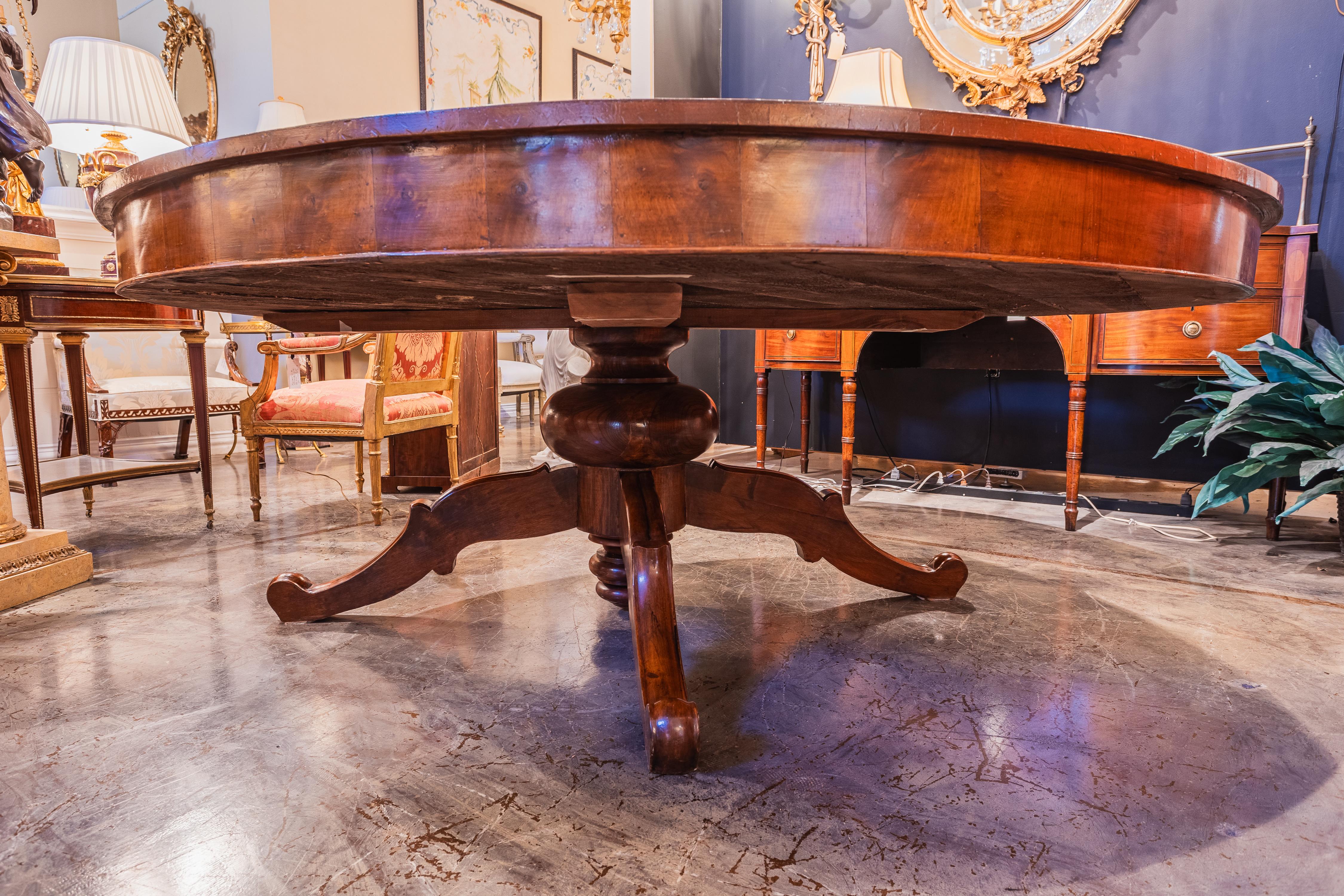 A  Très belle table de salle à manger ronde en noyer et incrustations, très grande et rare, anglaise du 19ème siècle, sur une base à piédestal. Beau bois avec une grande étoile en bois satiné incrustée. 8 à 10 personnes 