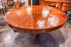 A.C.I.C., table de salle à manger ronde de style palatial anglais, avec incrustations de noyer et de bois de satin.