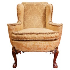 A.I.C., une belle pièce du 19e C.  Anglais  fauteuil en noyer. Têtes d'aigle avec pieds à boules et griffes
