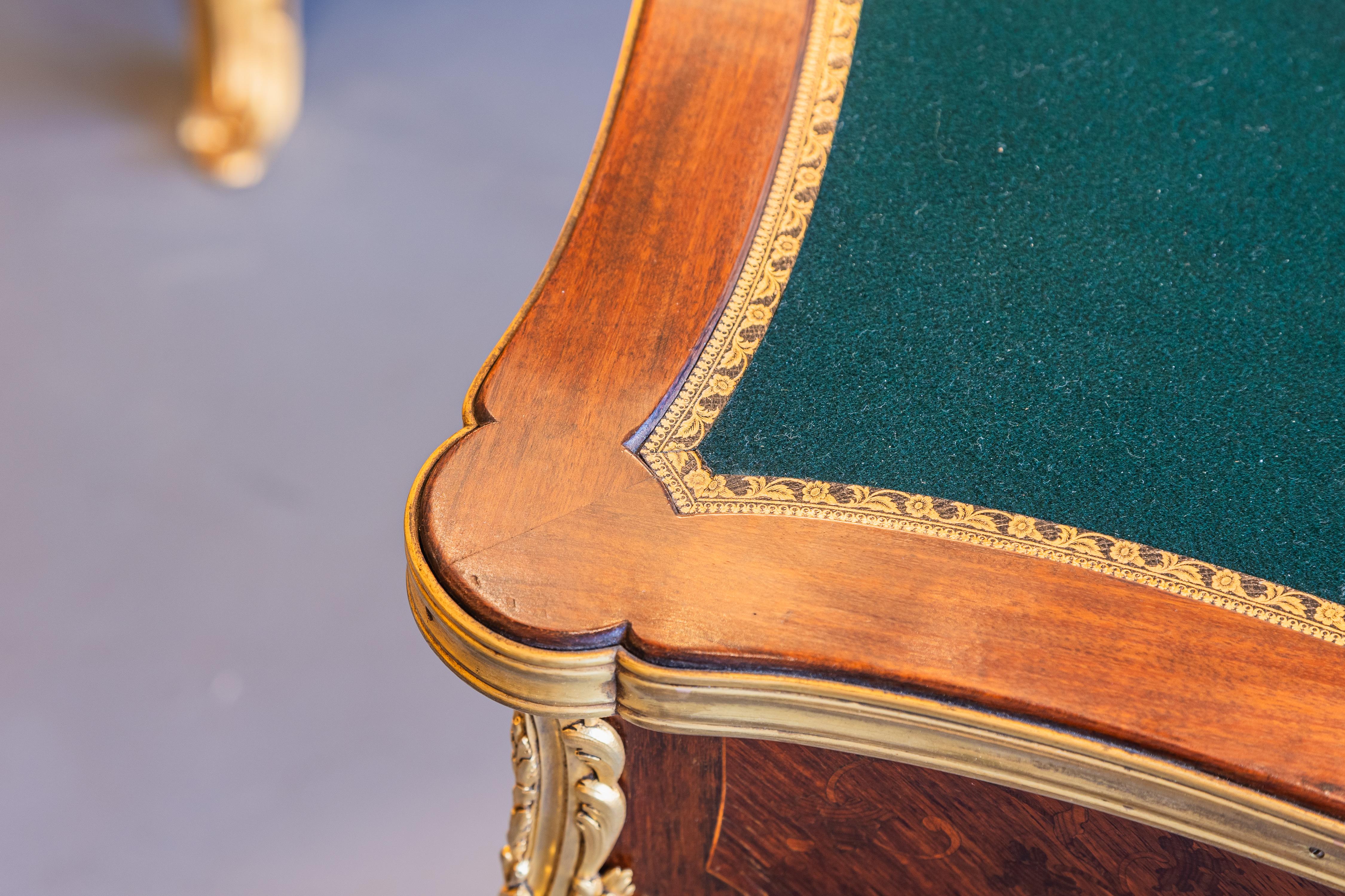 A.I.C., table à jeu française signée G. Durand. Marqueterie et bois de roi en vente 2