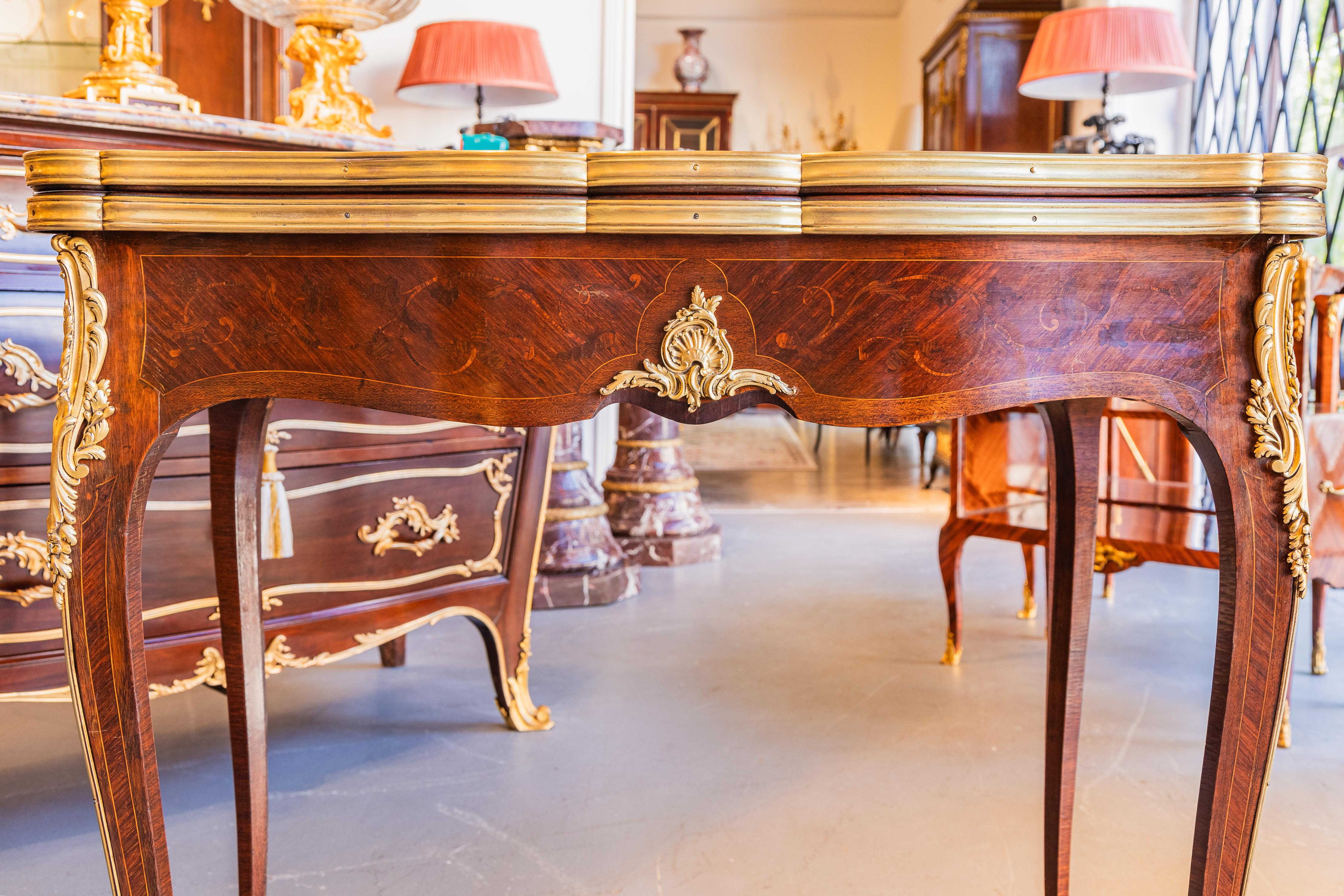 Français A.I.C., table à jeu française signée G. Durand. Marqueterie et bois de roi en vente