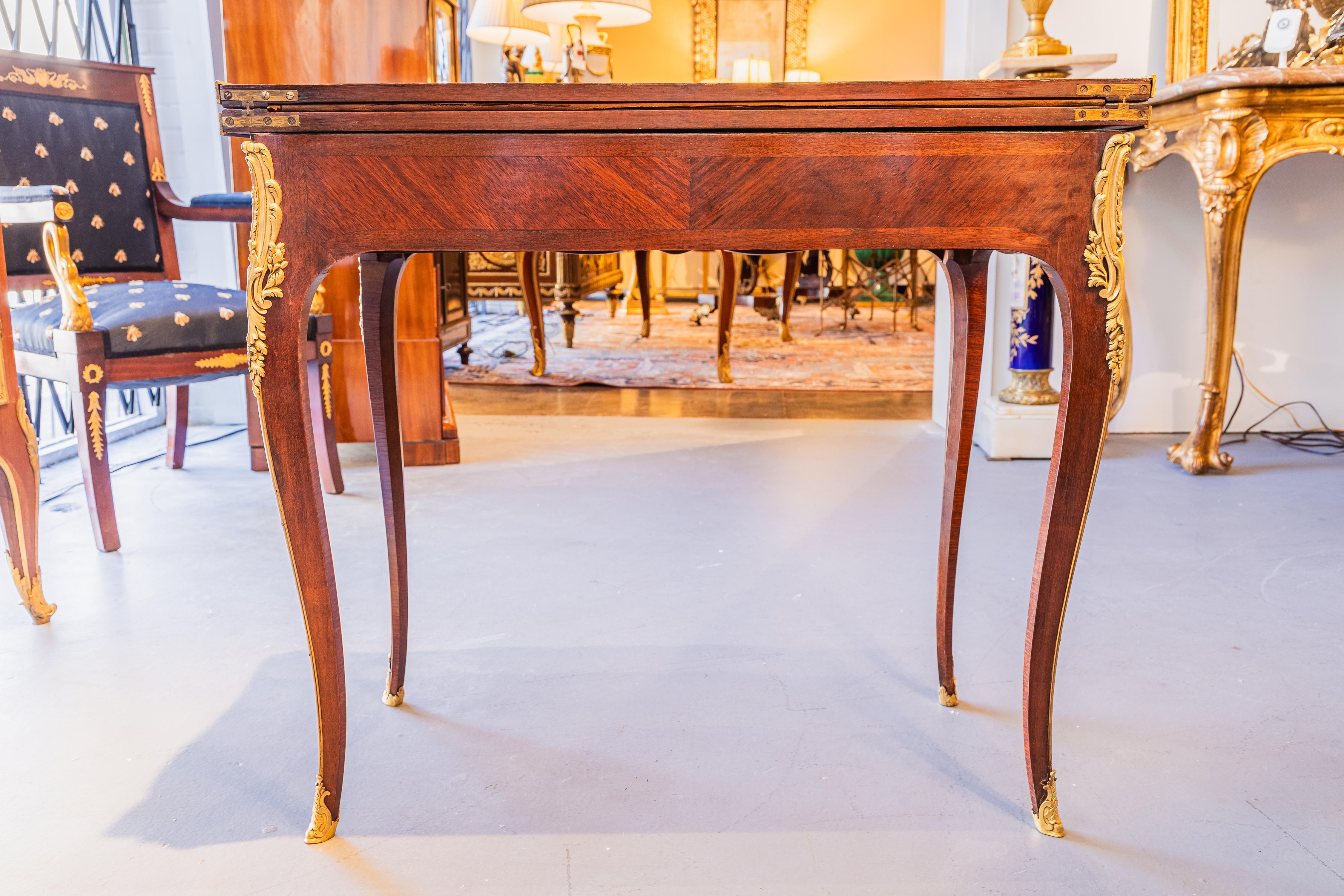 Incrusté A.I.C., table à jeu française signée G. Durand. Marqueterie et bois de roi en vente