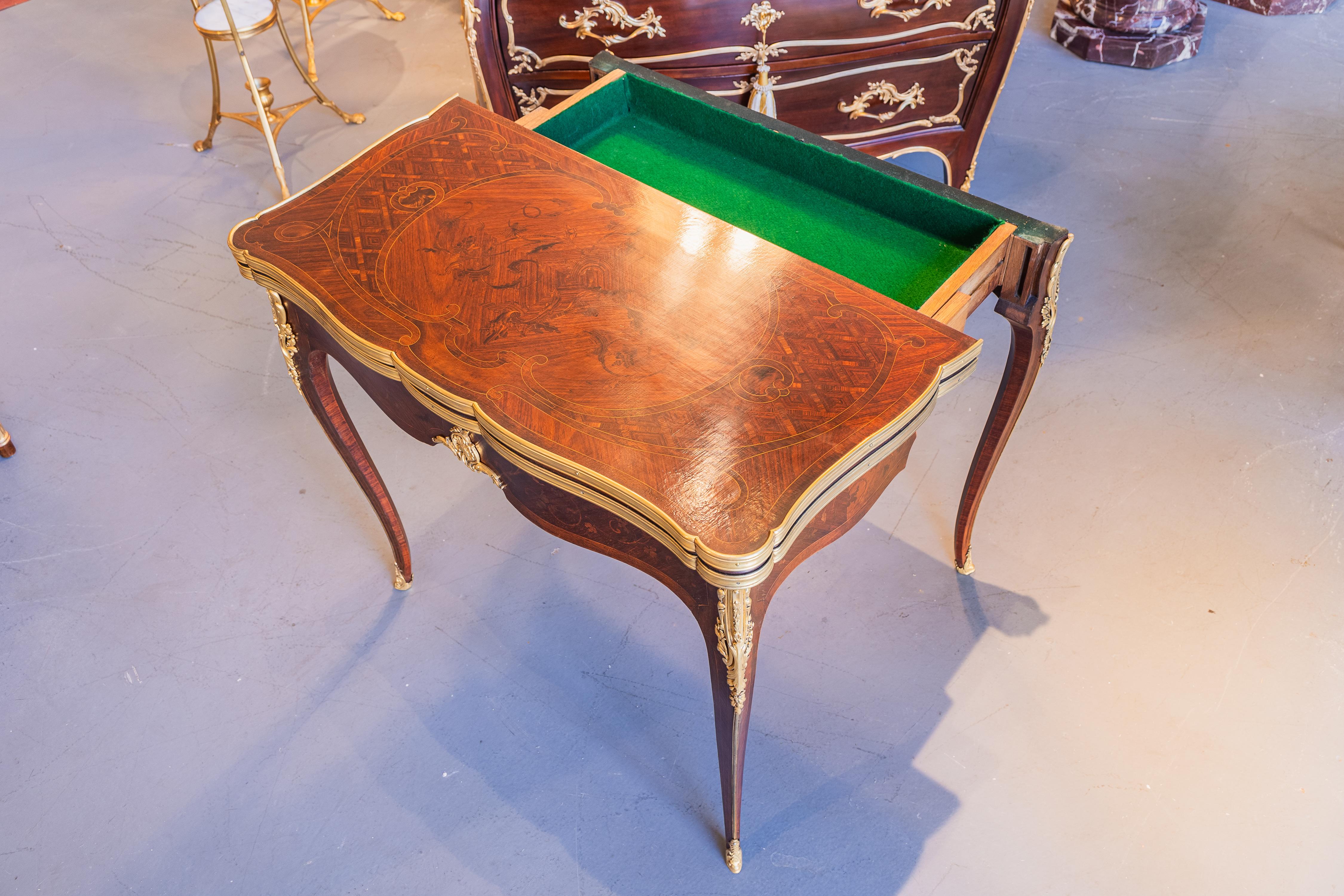 Bois de violette A.I.C., table à jeu française signée G. Durand. Marqueterie et bois de roi en vente
