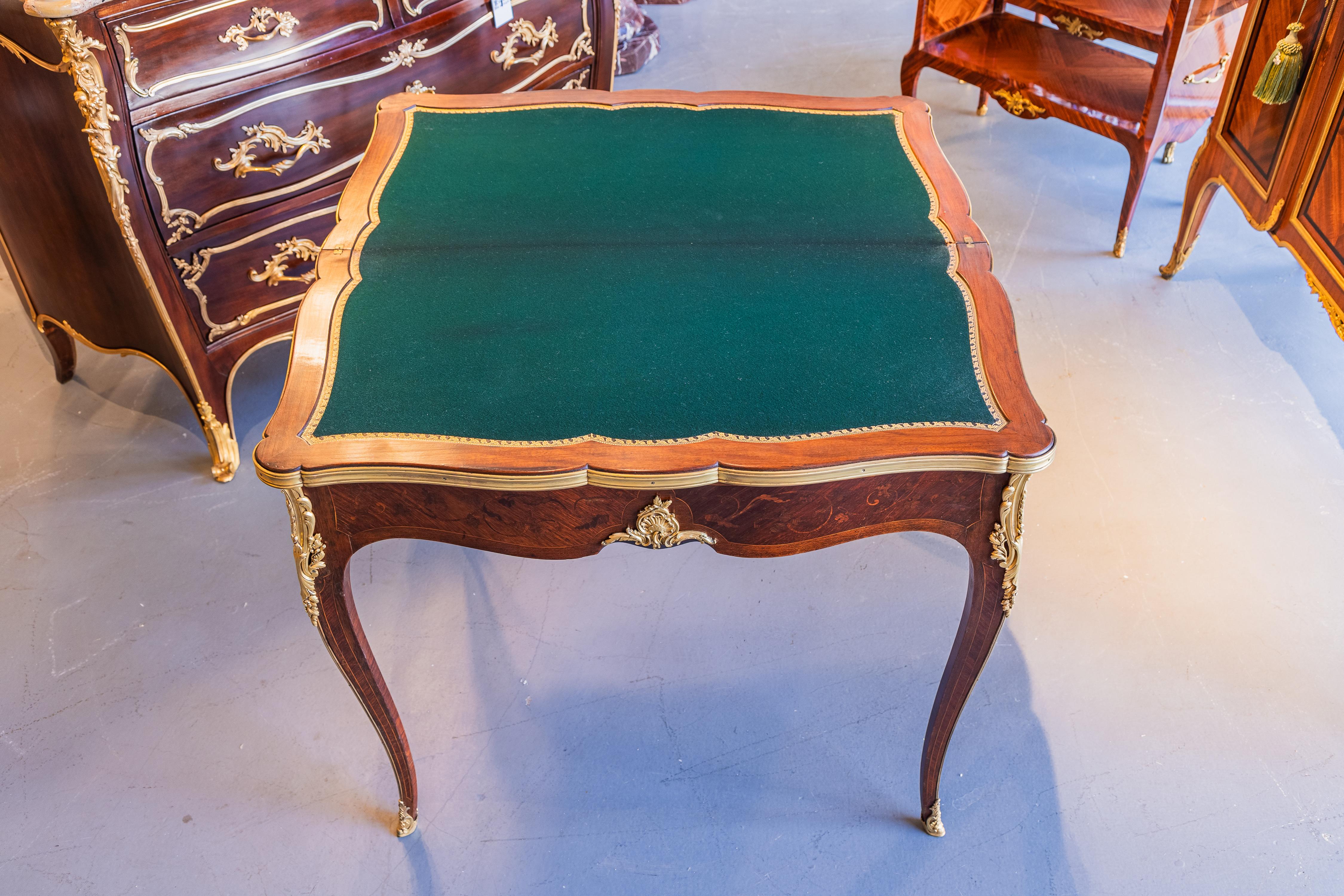 A.I.C., table à jeu française signée G. Durand. Marqueterie et bois de roi en vente 1