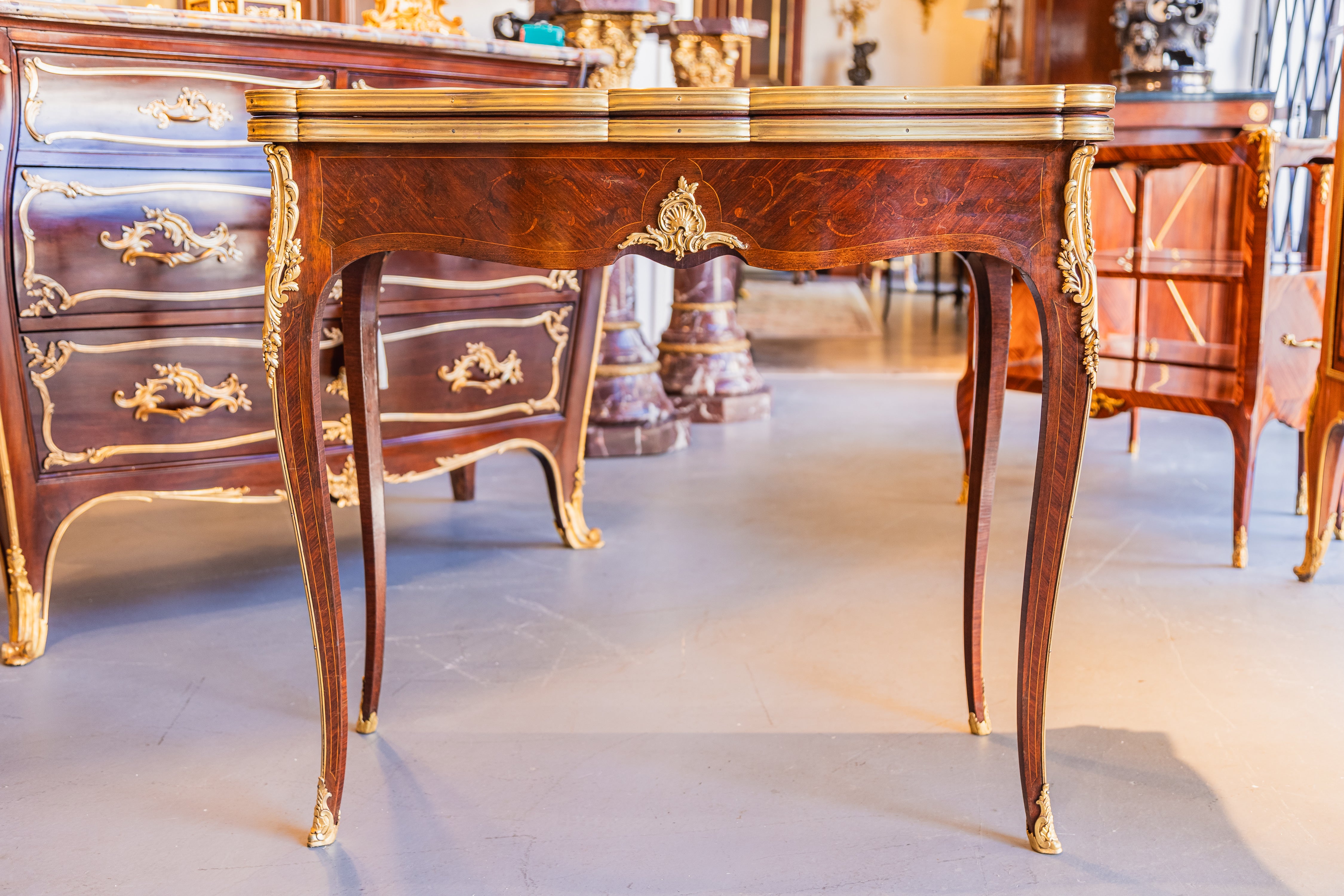 A.I.C., table à jeu française signée G. Durand. Marqueterie et bois de roi