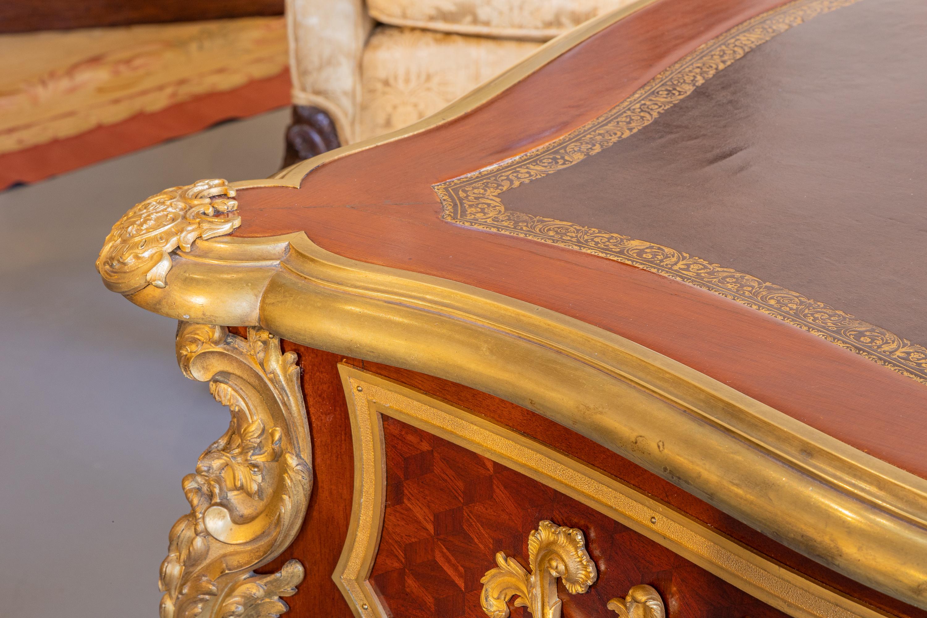 Eine sehr feine 19. Jahrhundert Französisch Louis XV Mahagoni und vergoldeter Bronze montiert bureau blat unterzeichnet Jemont Paris.
Feinste vergoldete Bronzebeschläge mit zwei seitlichen Auszügen. Original Lederverdeck . Französisch poliert.