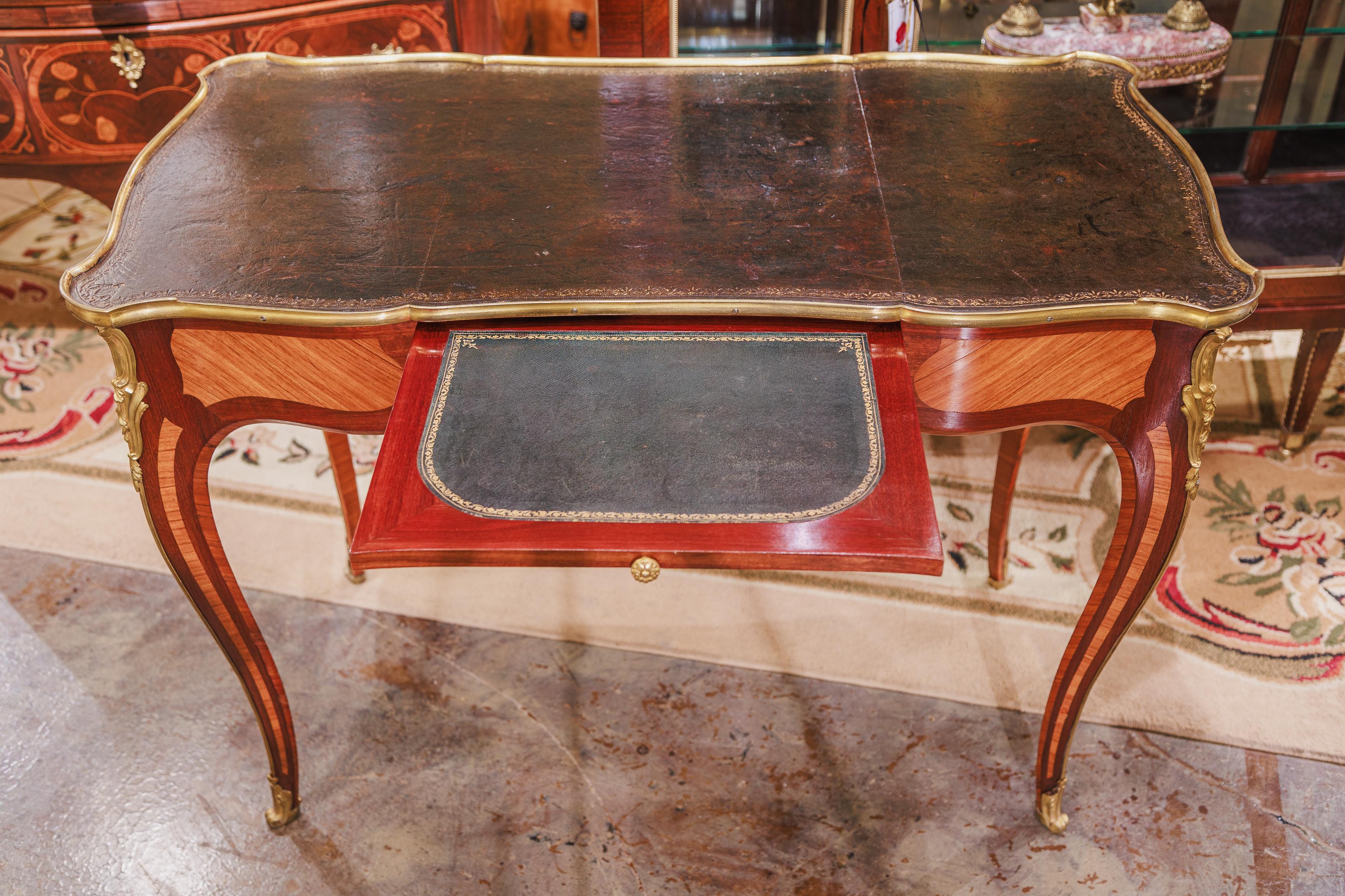 Ein schönes 19.  Louis XV.-Schreibtisch, signiert. Beurdeley (Vergoldet) im Angebot