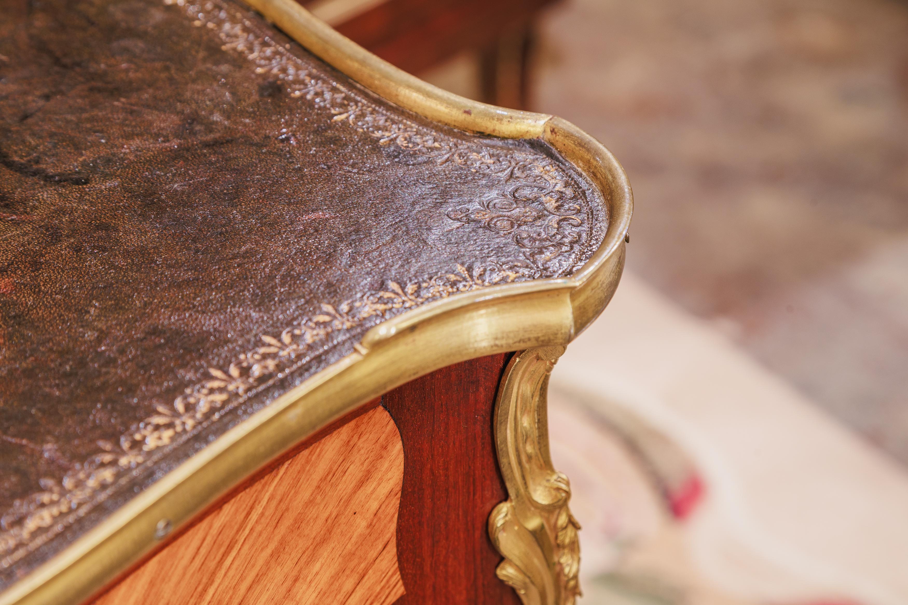 Ein schönes 19.  Louis XV.-Schreibtisch, signiert. Beurdeley (Bronze) im Angebot