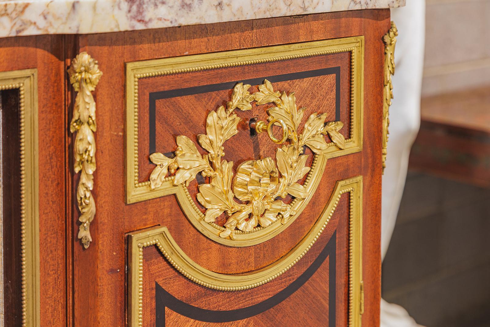 Dorato Un pregiato legno di re Luigi XVI francese del XIX secolo  libreria firmata P. Sormani . in vendita