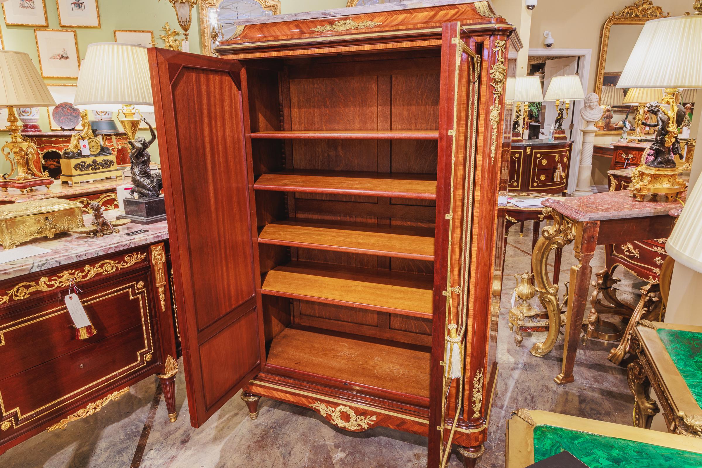 Doré Cabinet en marqueterie de bois de roi Louis XVI du XIXe siècle par T Millet en vente