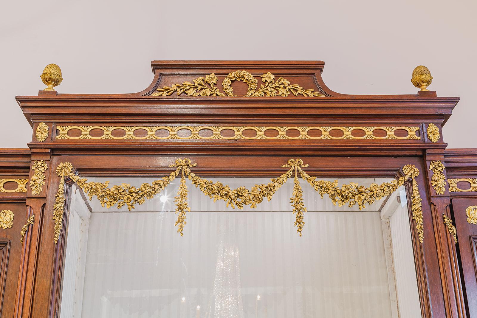 Un raffinato mobile da osservazione francese Luigi XVI del XIX secolo in mogano e bronzo dorato. Scaffali in vetro e illuminazione. 