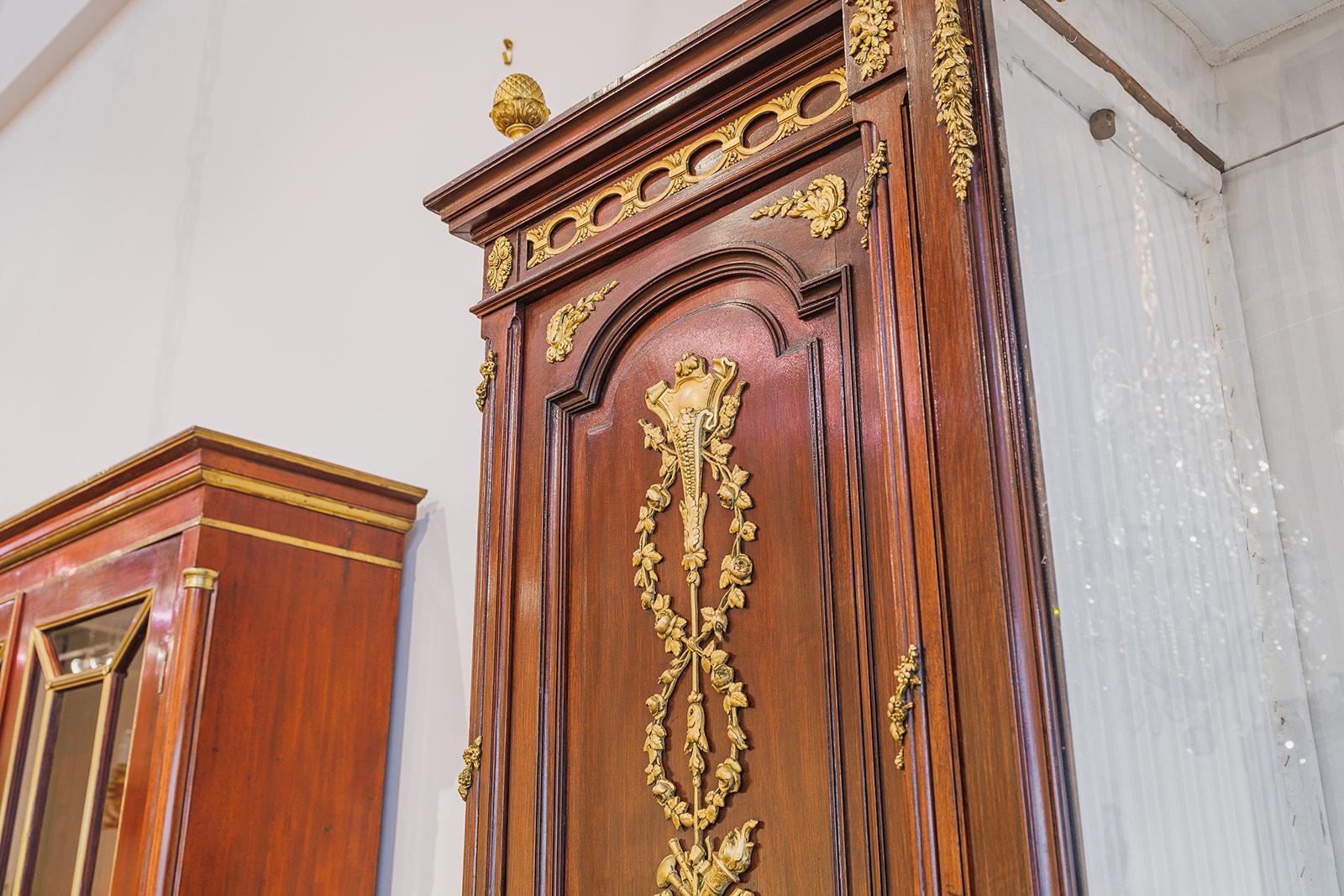 Francese Un raffinato mobile da osservazione francese Luigi XVI del XIX secolo in mogano e bronzo dorato in vendita