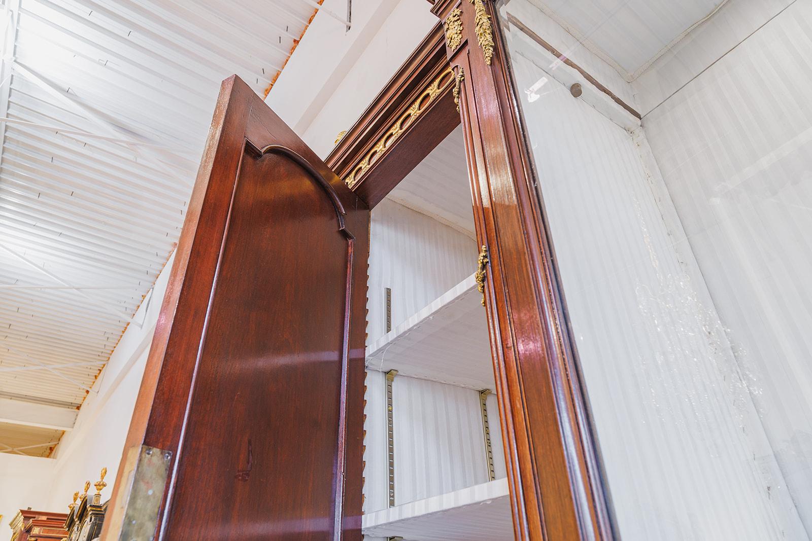 Un raffinato mobile da osservazione francese Luigi XVI del XIX secolo in mogano e bronzo dorato In condizioni buone in vendita a Dallas, TX