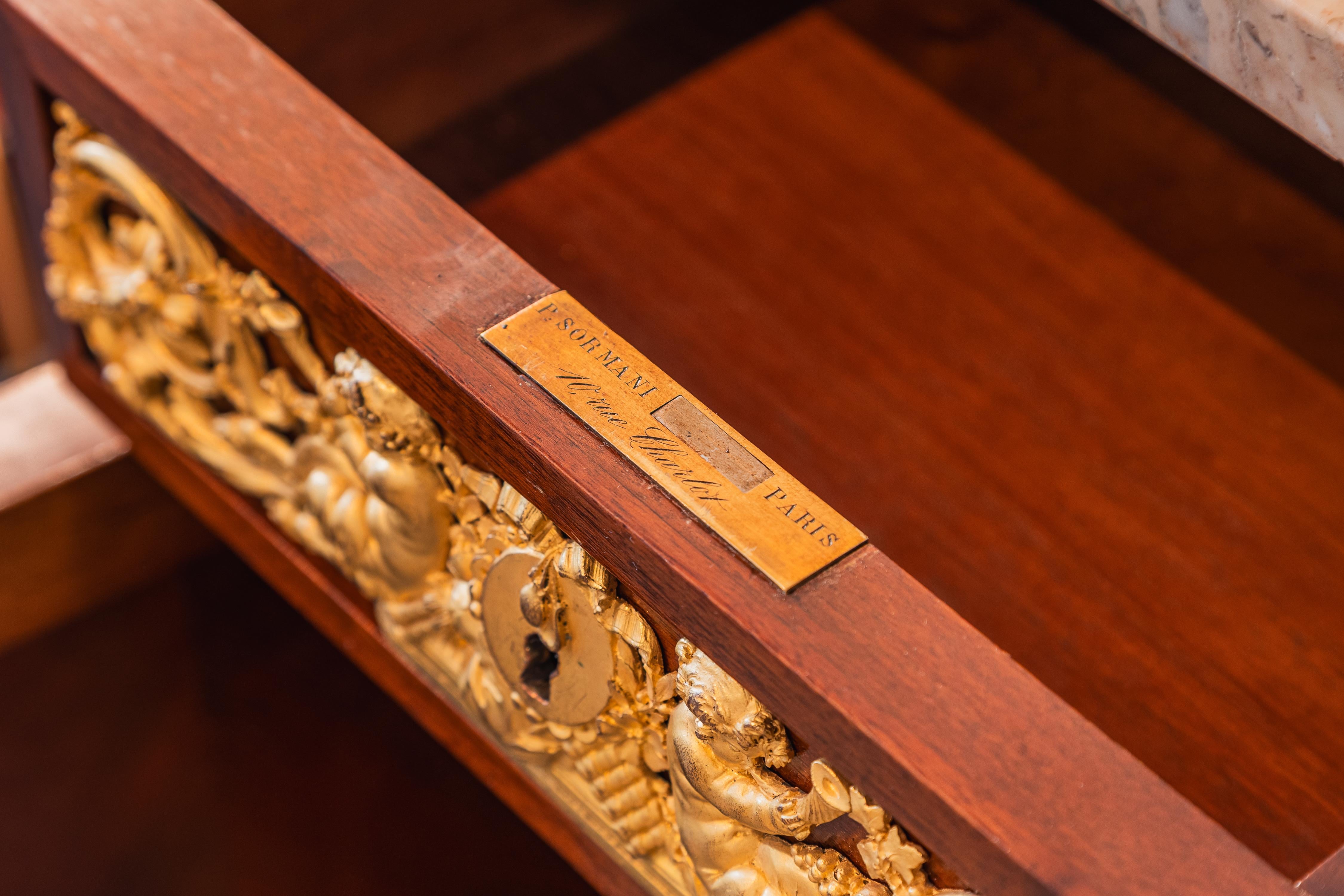 Doré A.I.C.C., monture en acajou et bronze doré de style Louis XVI français, signée P.Sormani. en vente