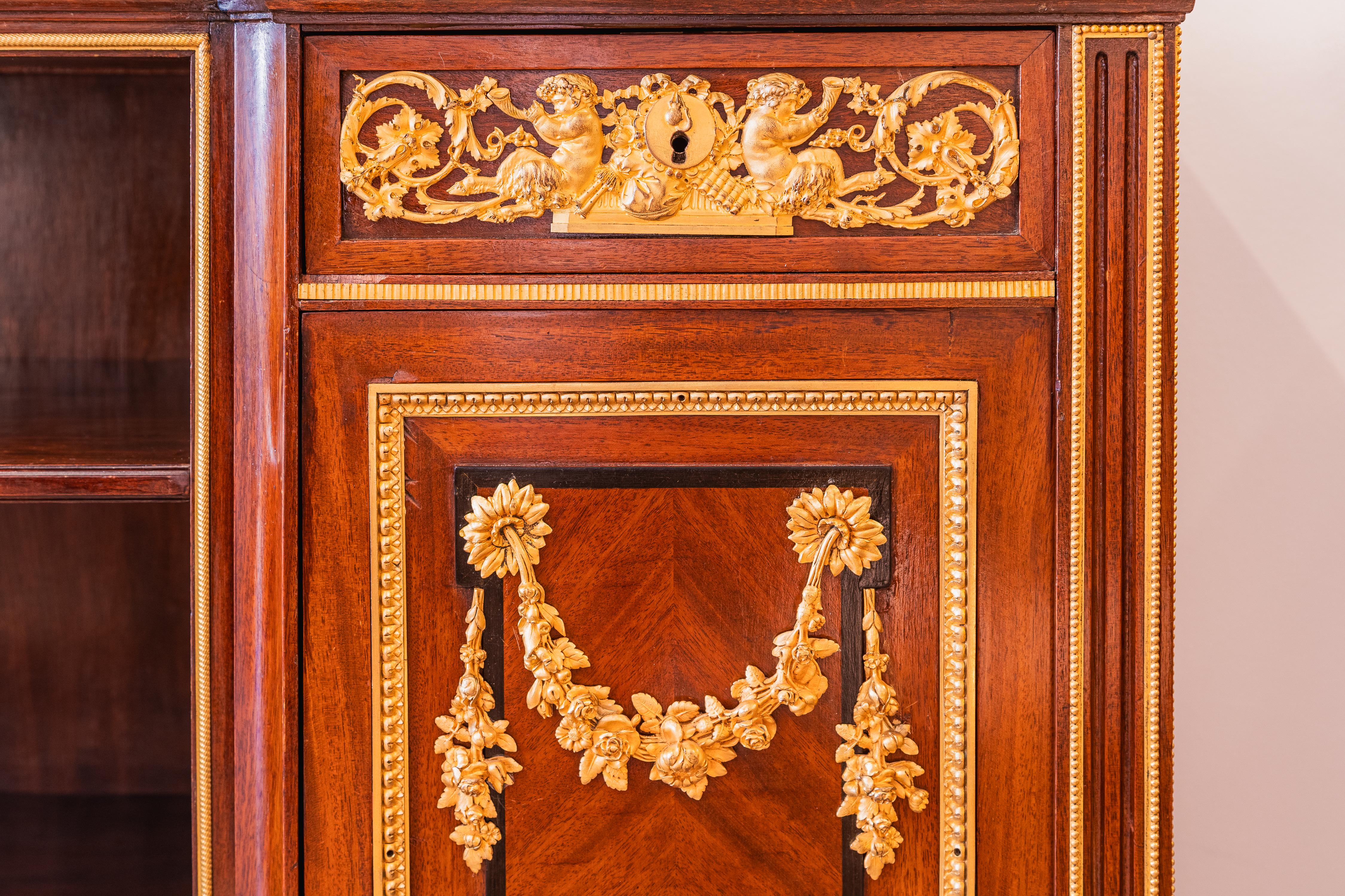 Bronze A.I.C.C., monture en acajou et bronze doré de style Louis XVI français, signée P.Sormani. en vente