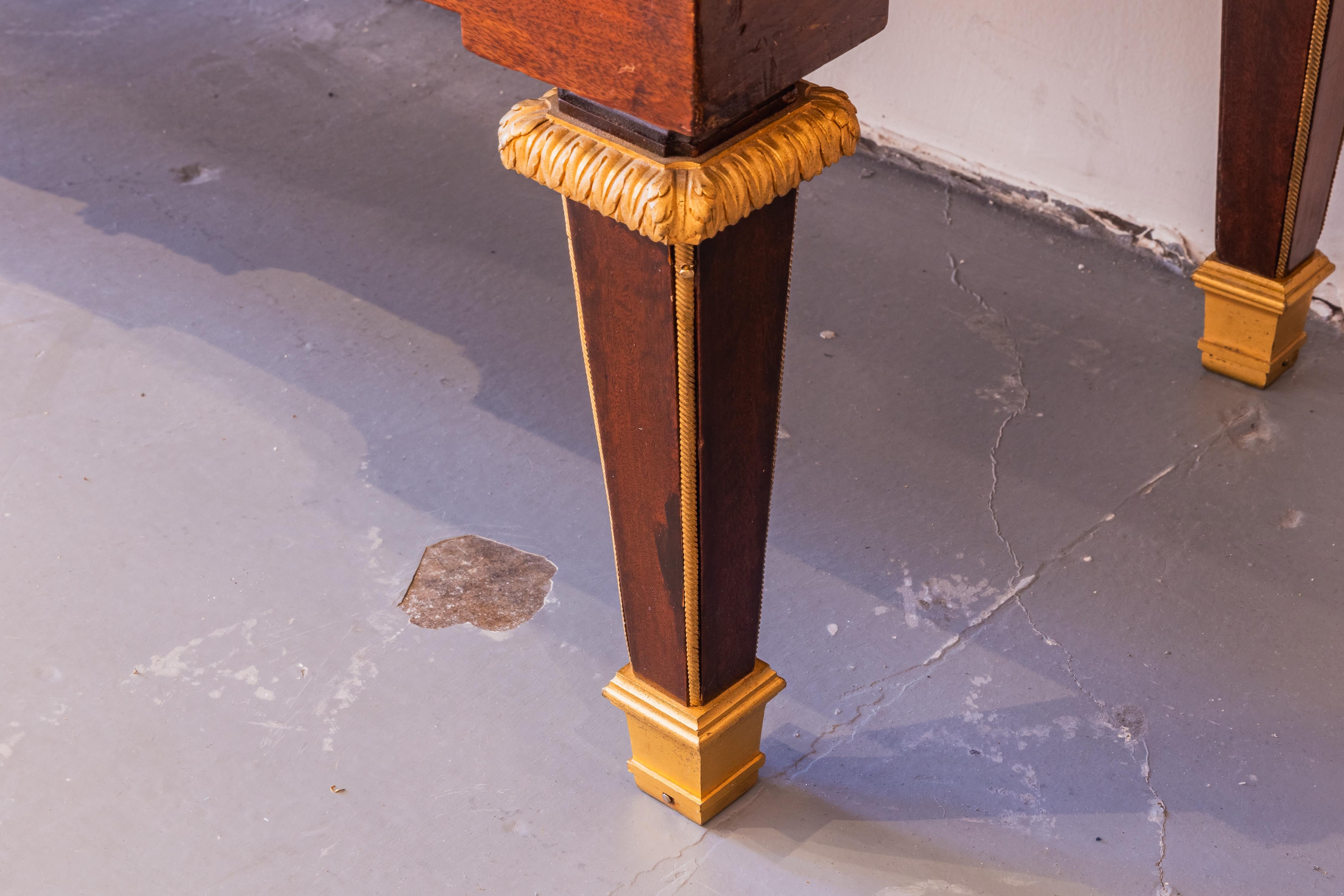 A.I.C.C., monture en acajou et bronze doré de style Louis XVI français, signée P.Sormani. en vente 1