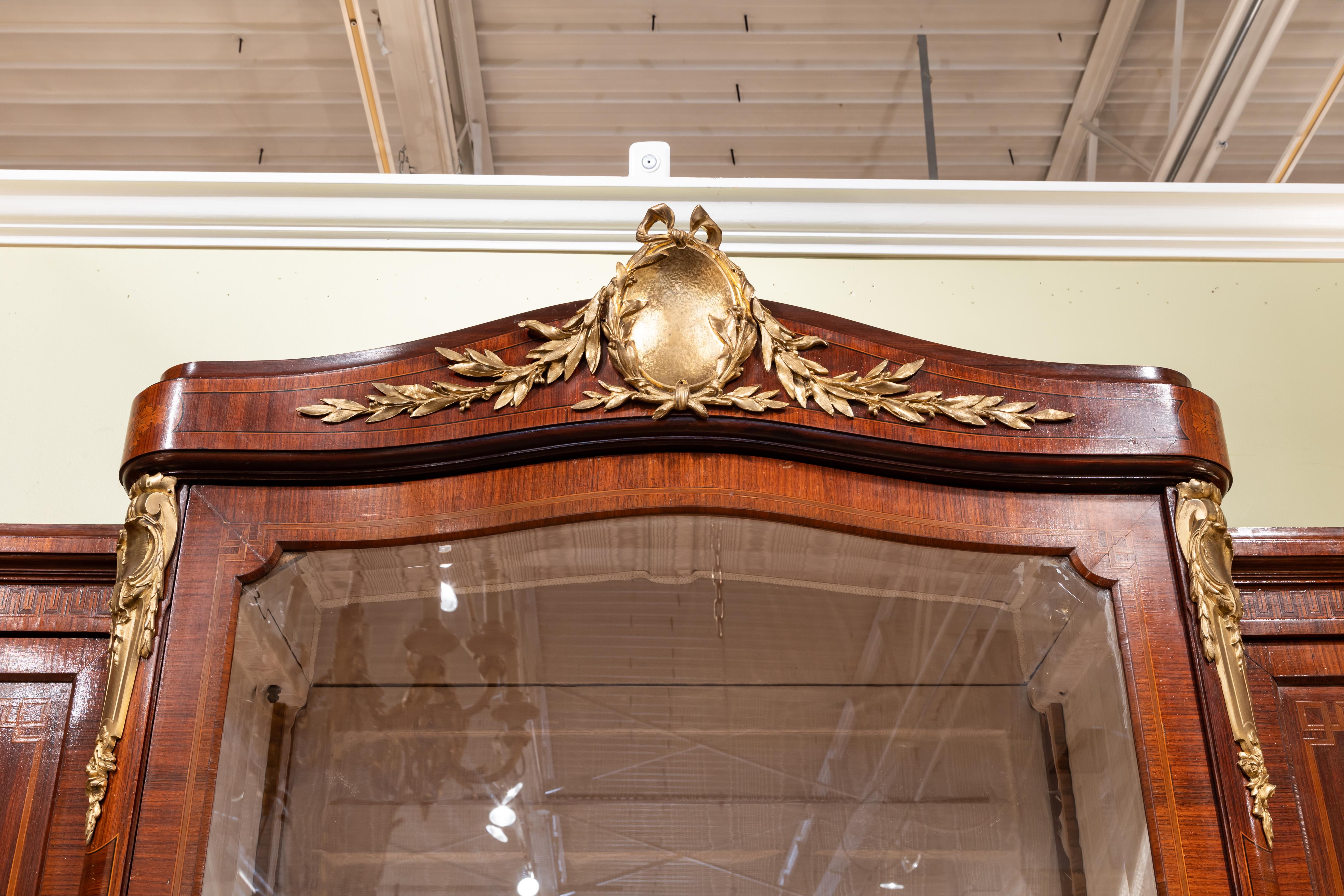 Un beau cabinet d'observation Louis XVI français du 19ème siècle en bois de chêne et marqueterie avec de fines montures en bronze doré. Bois exotiques utilisés pour la conception d'urnes en marqueterie. La plaque de serrure est signée FL  Éclairé