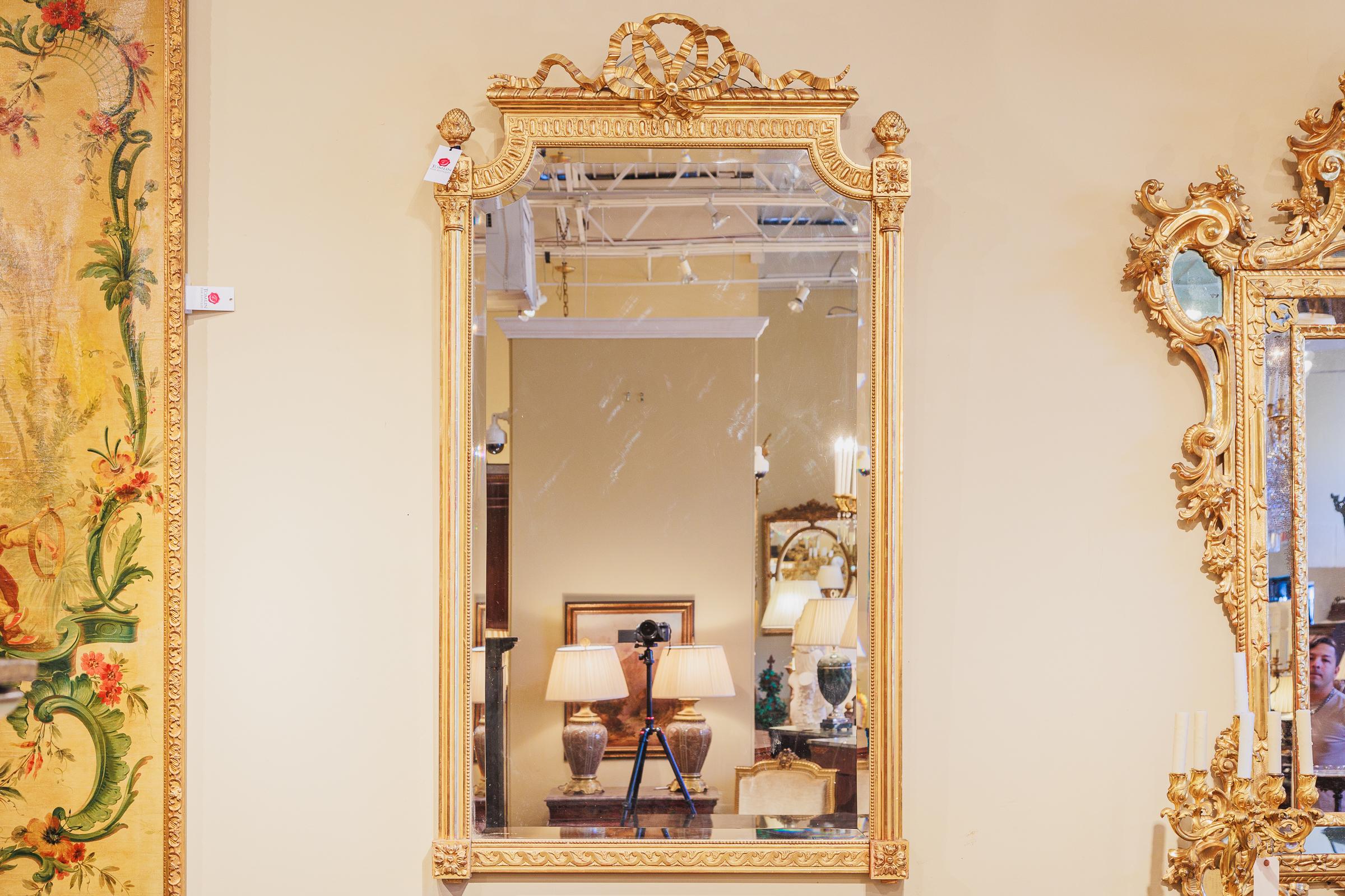 Un beau miroir Louis XVI du 19ème siècle, sculpté à la main et doré au feu, de belle qualité avec une fine dorure au mercure. 