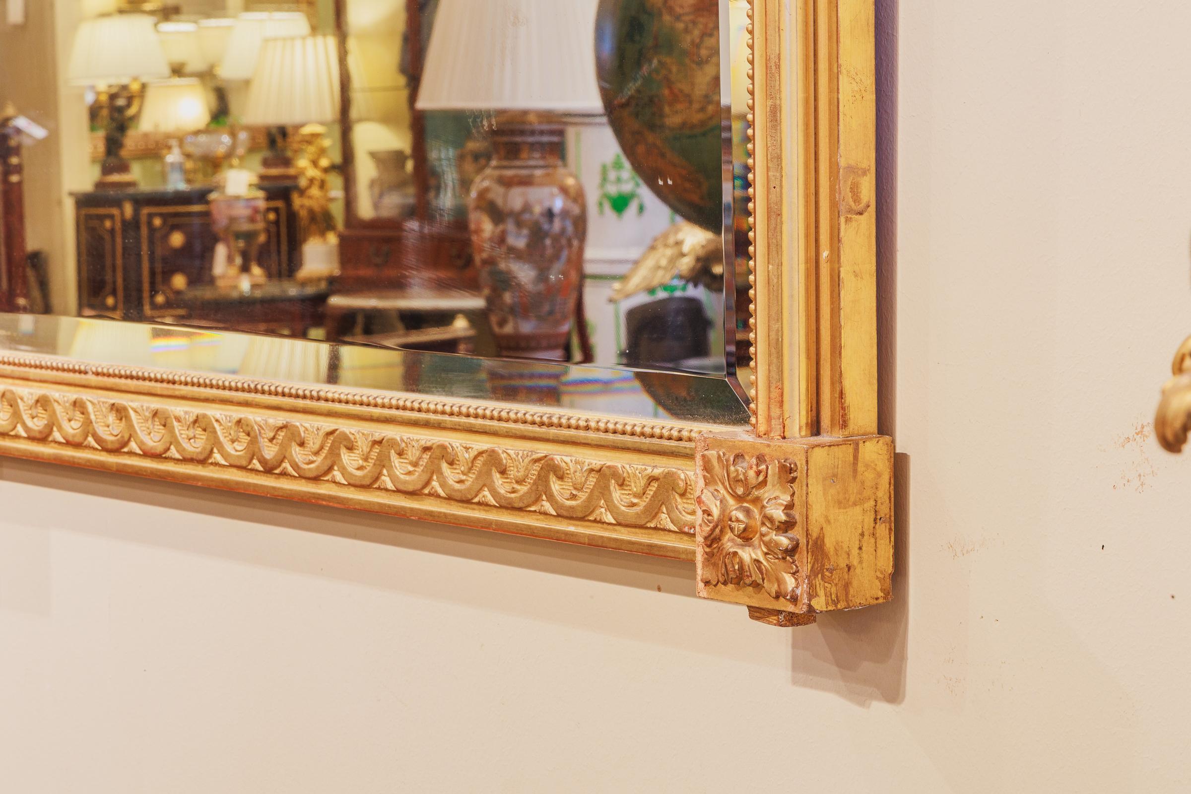 Doré Un beau miroir français Louis XVI du 19ème siècle, sculpté à la main et doré au mercure en vente