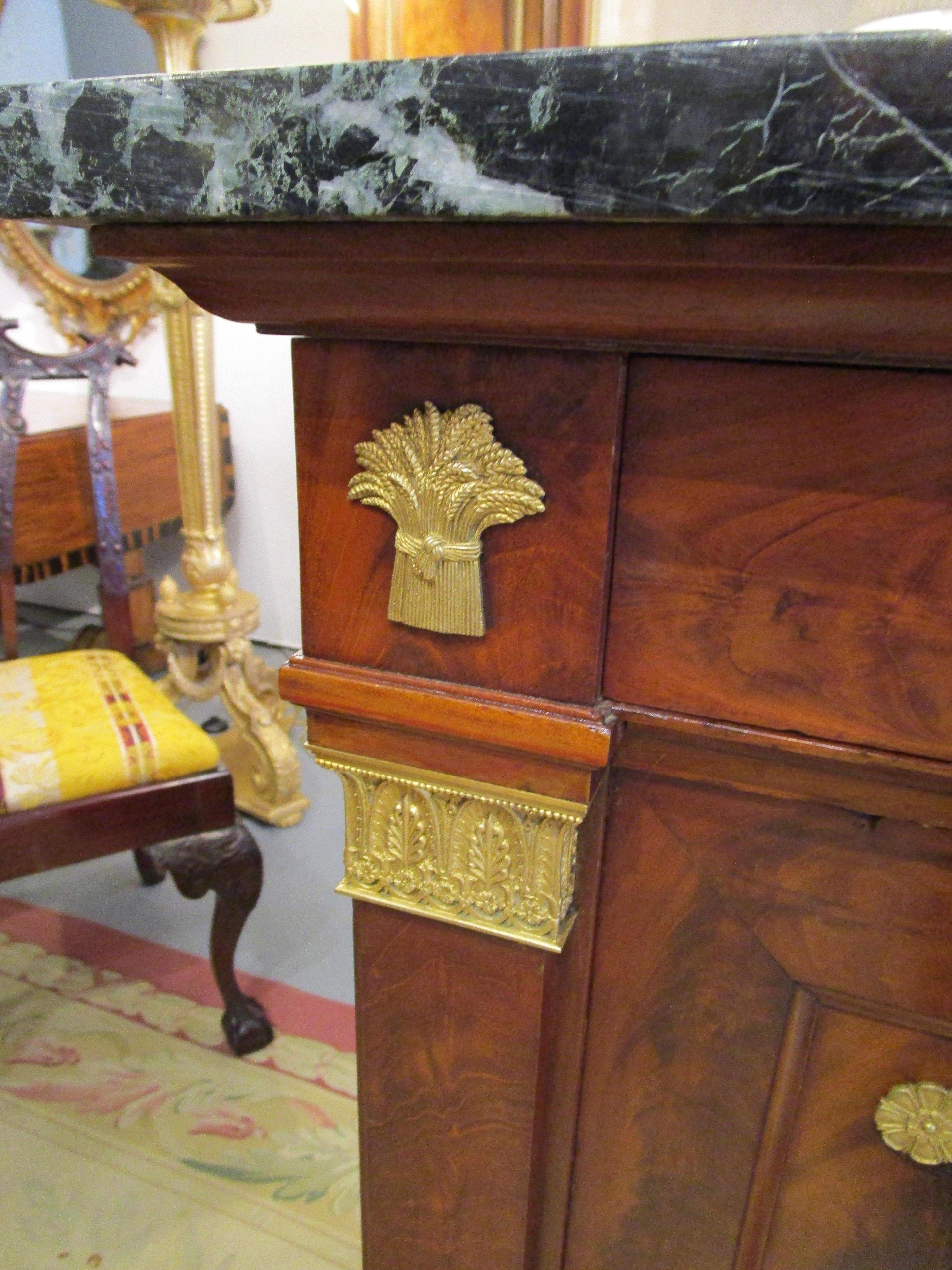 Pregevole credenza francese del XIX secolo in mogano e bronzo dorato con piano in marmo di Krieger in vendita 3
