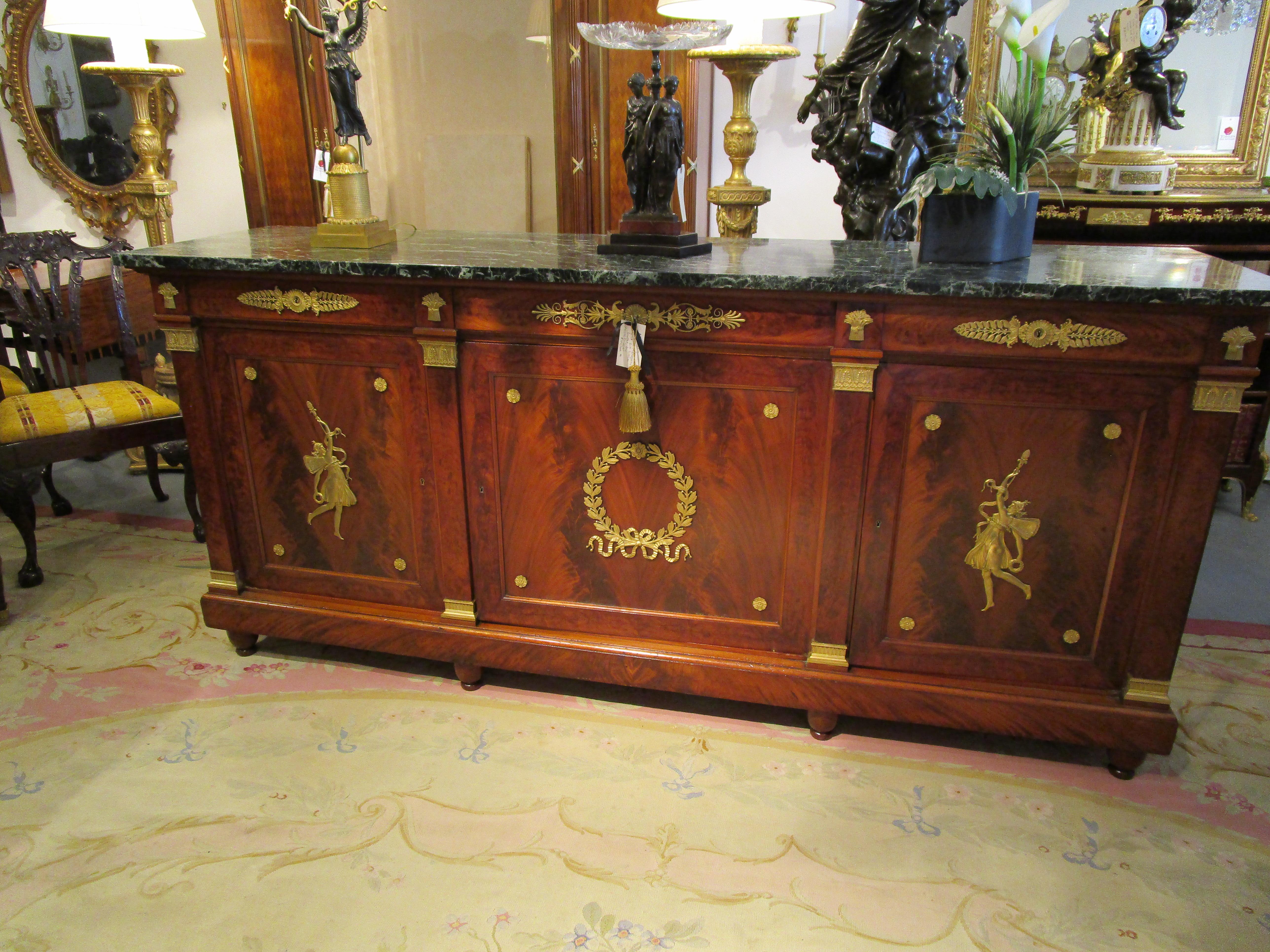 Pregevole credenza francese del XIX secolo in mogano e bronzo dorato con piano in marmo, firmata Antoine Krieger. Mogano a fiamma con raffinate montature in bronzo dorato.
