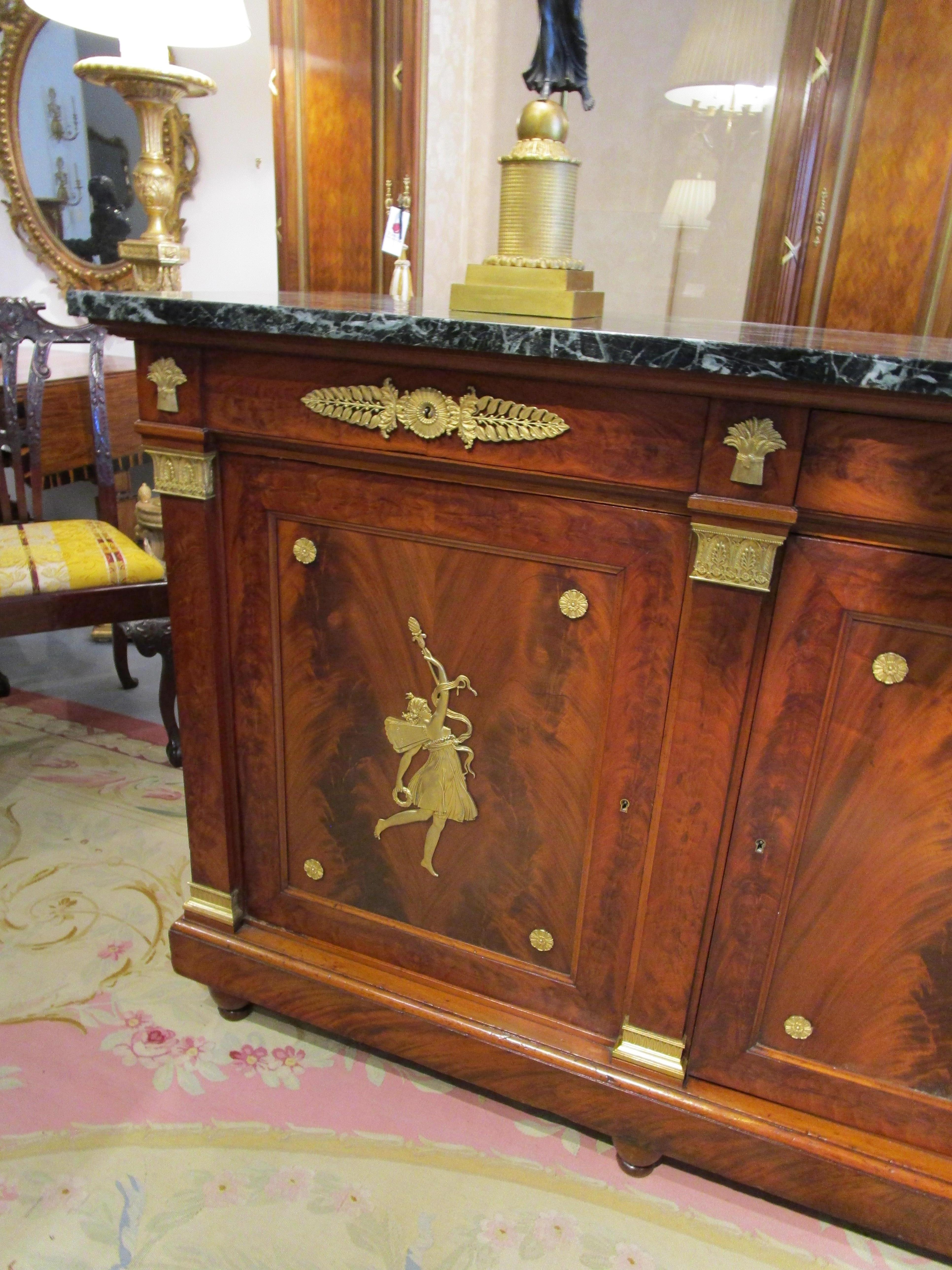 Stile impero Pregevole credenza francese del XIX secolo in mogano e bronzo dorato con piano in marmo di Krieger in vendita