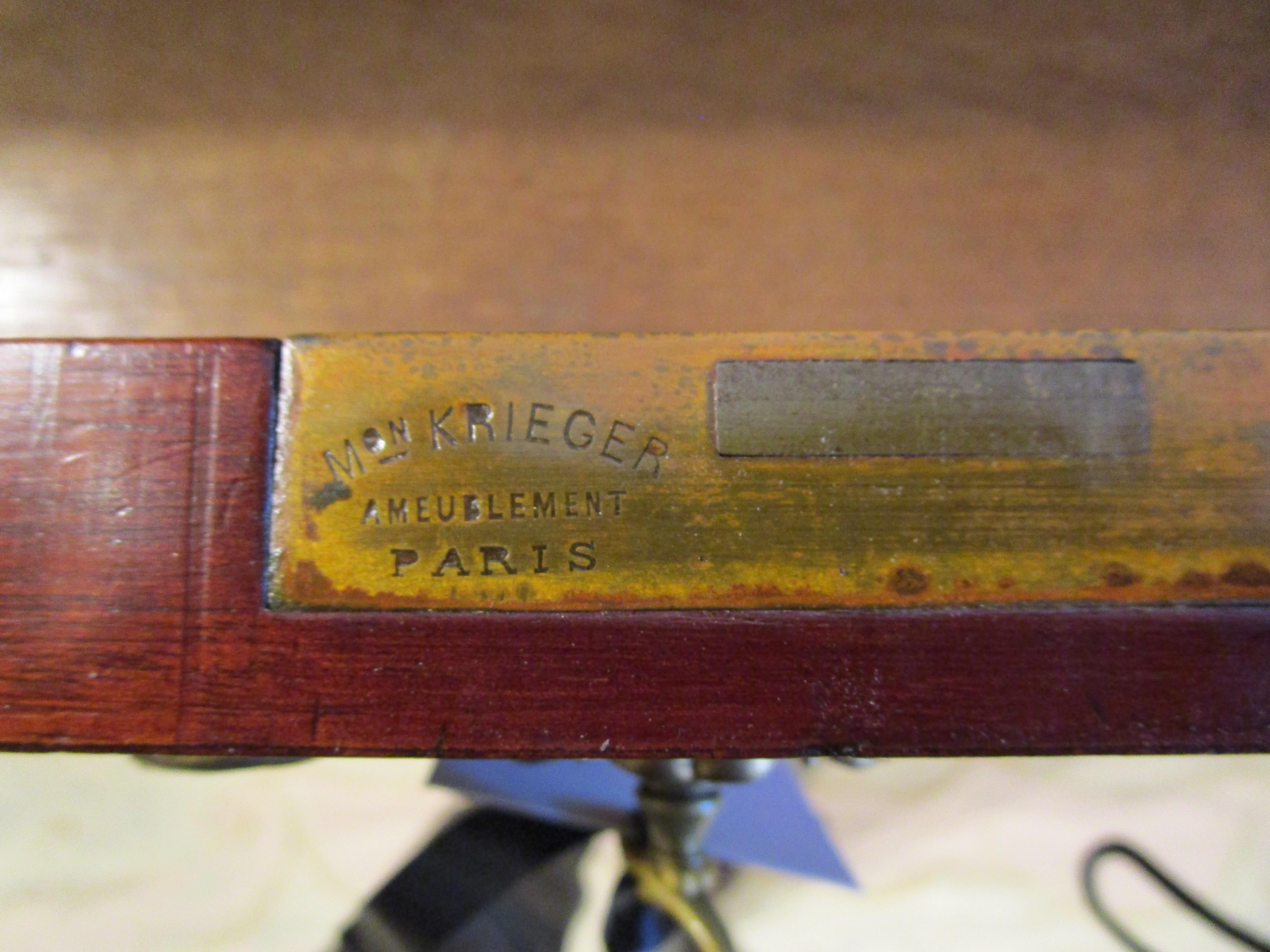 Francese Pregevole credenza francese del XIX secolo in mogano e bronzo dorato con piano in marmo di Krieger in vendita