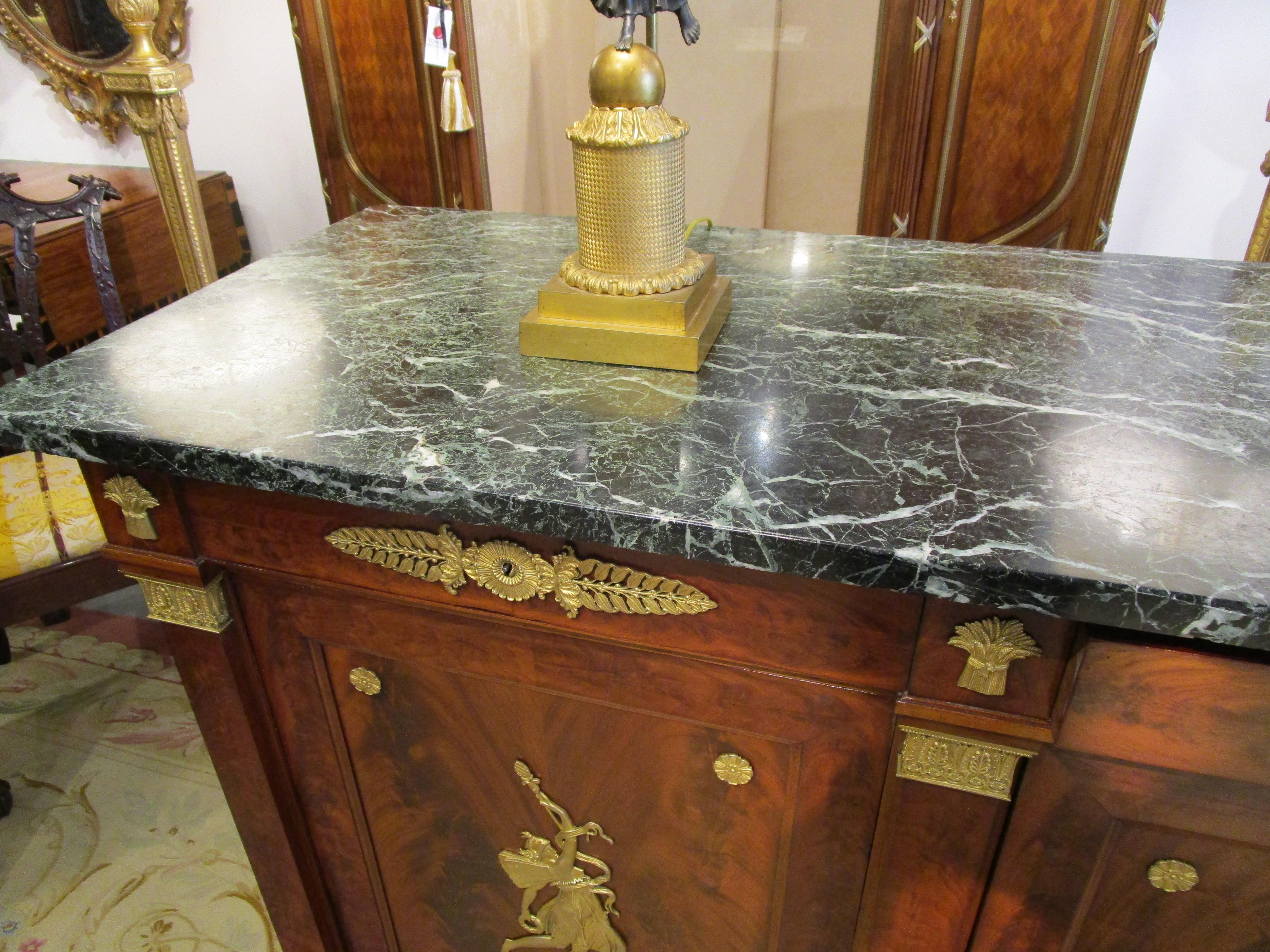 Dorato Pregevole credenza francese del XIX secolo in mogano e bronzo dorato con piano in marmo di Krieger in vendita