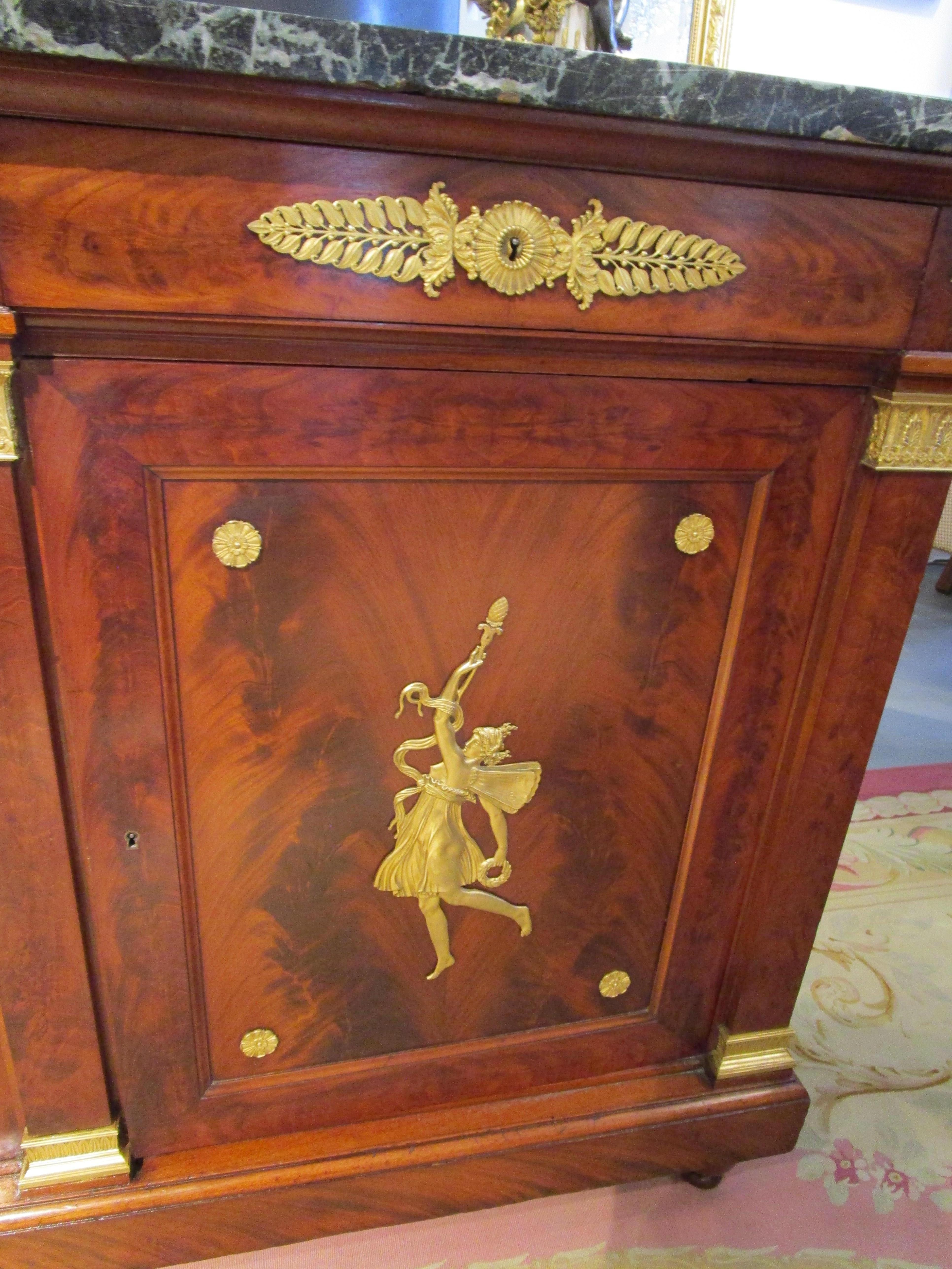 Pregevole credenza francese del XIX secolo in mogano e bronzo dorato con piano in marmo di Krieger In condizioni buone in vendita a Dallas, TX