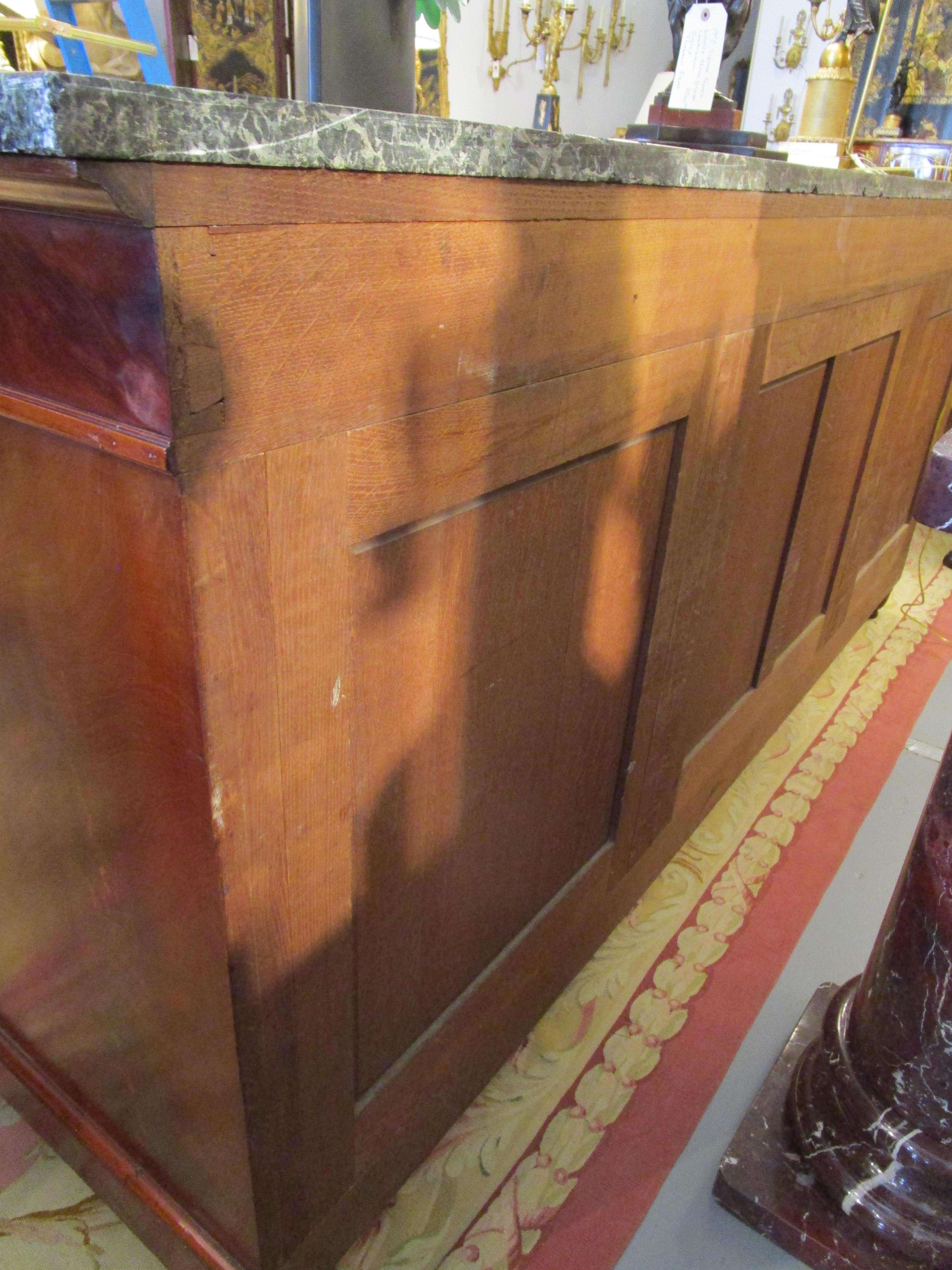 Bronzo Pregevole credenza francese del XIX secolo in mogano e bronzo dorato con piano in marmo di Krieger in vendita