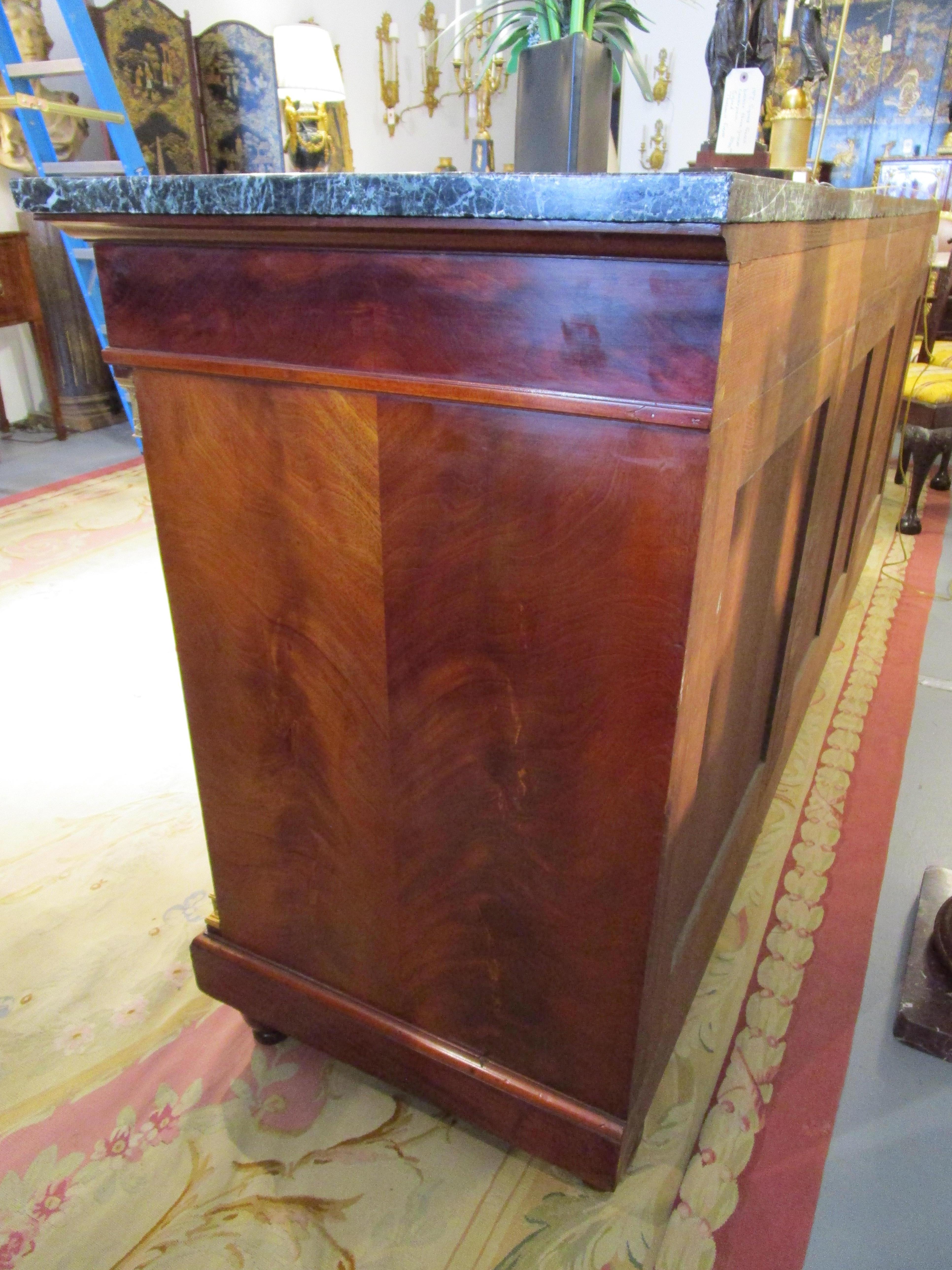 Pregevole credenza francese del XIX secolo in mogano e bronzo dorato con piano in marmo di Krieger in vendita 1