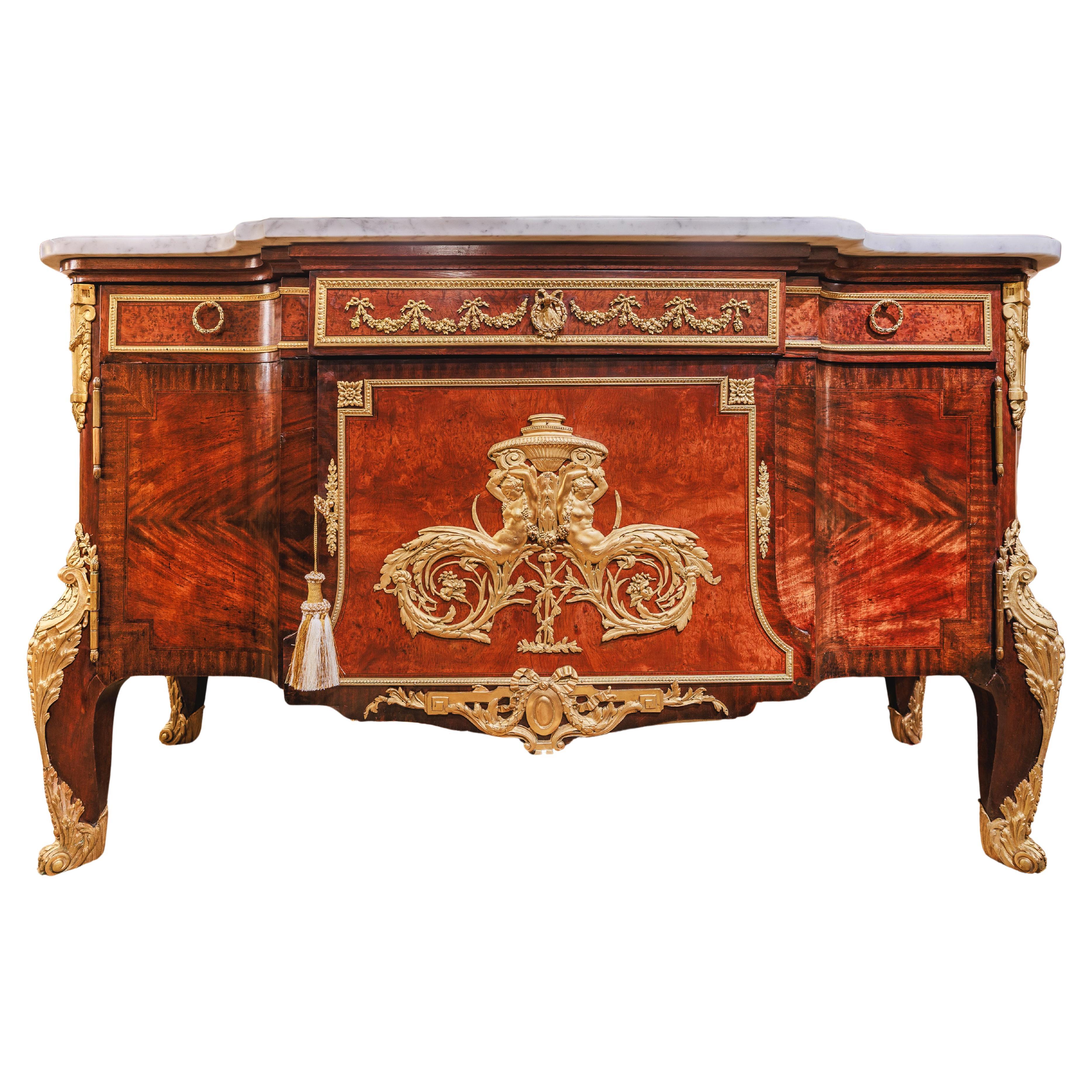 Feine französische Kommode aus dem 19. Jh. mit Ormolu-Montierung und Vantaux. Argentinien  Unterzeichnet im Angebot