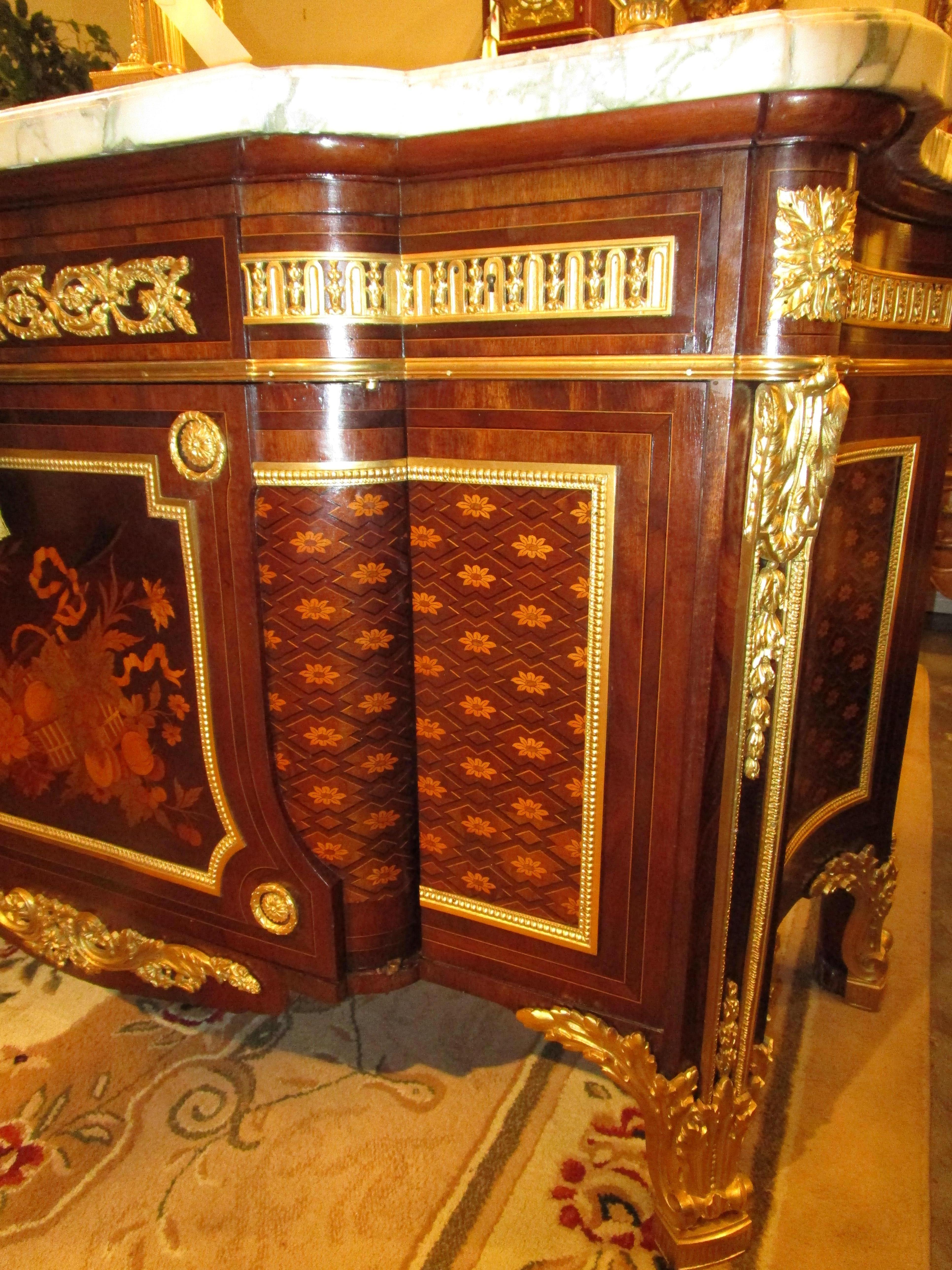 A fine 19th c French parquetry and gilt bronze marble top commode by  Schmidt In Good Condition For Sale In Dallas, TX