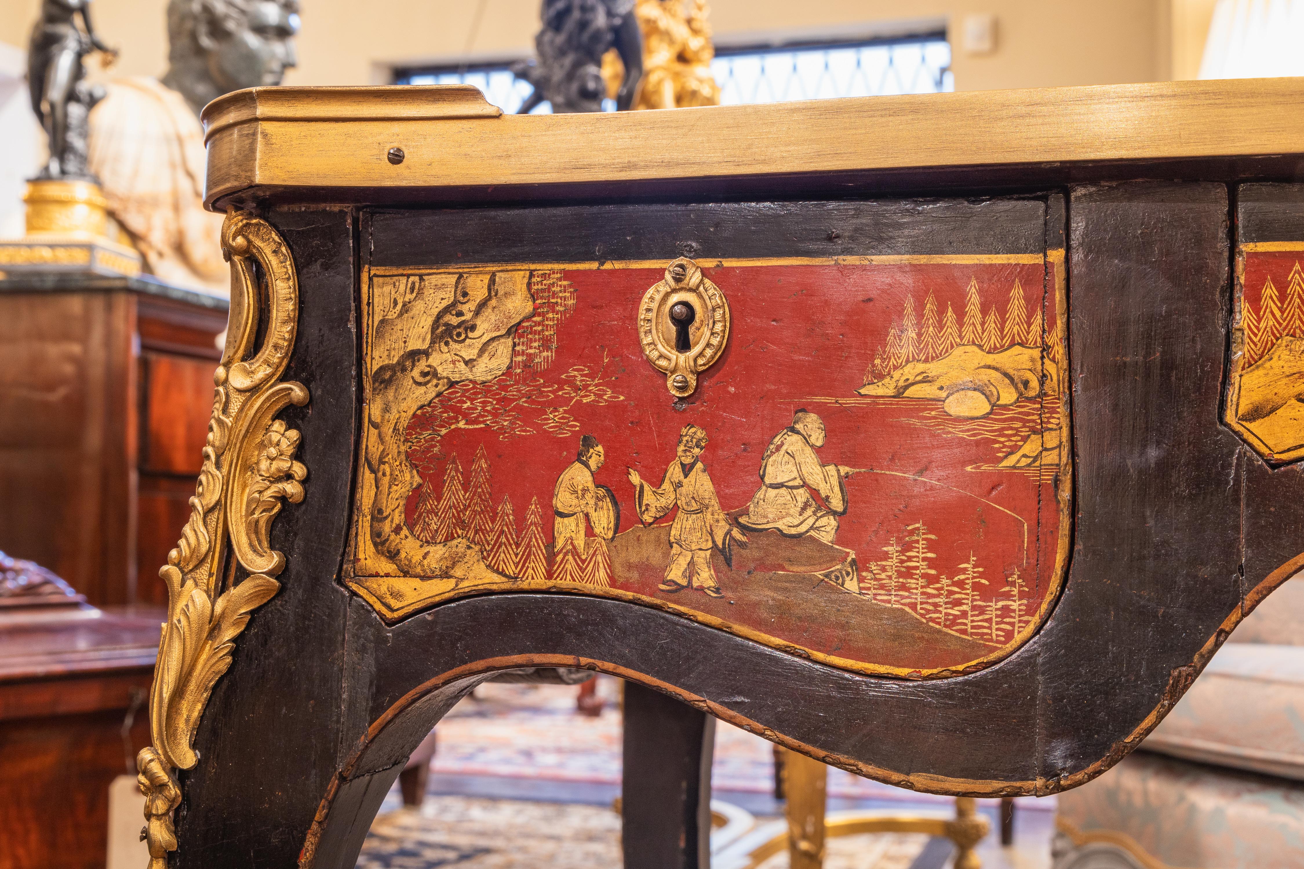Louis XV Un beau bureau français du 19ème siècle d'inspiration chinoiseries laqué rouge en vente