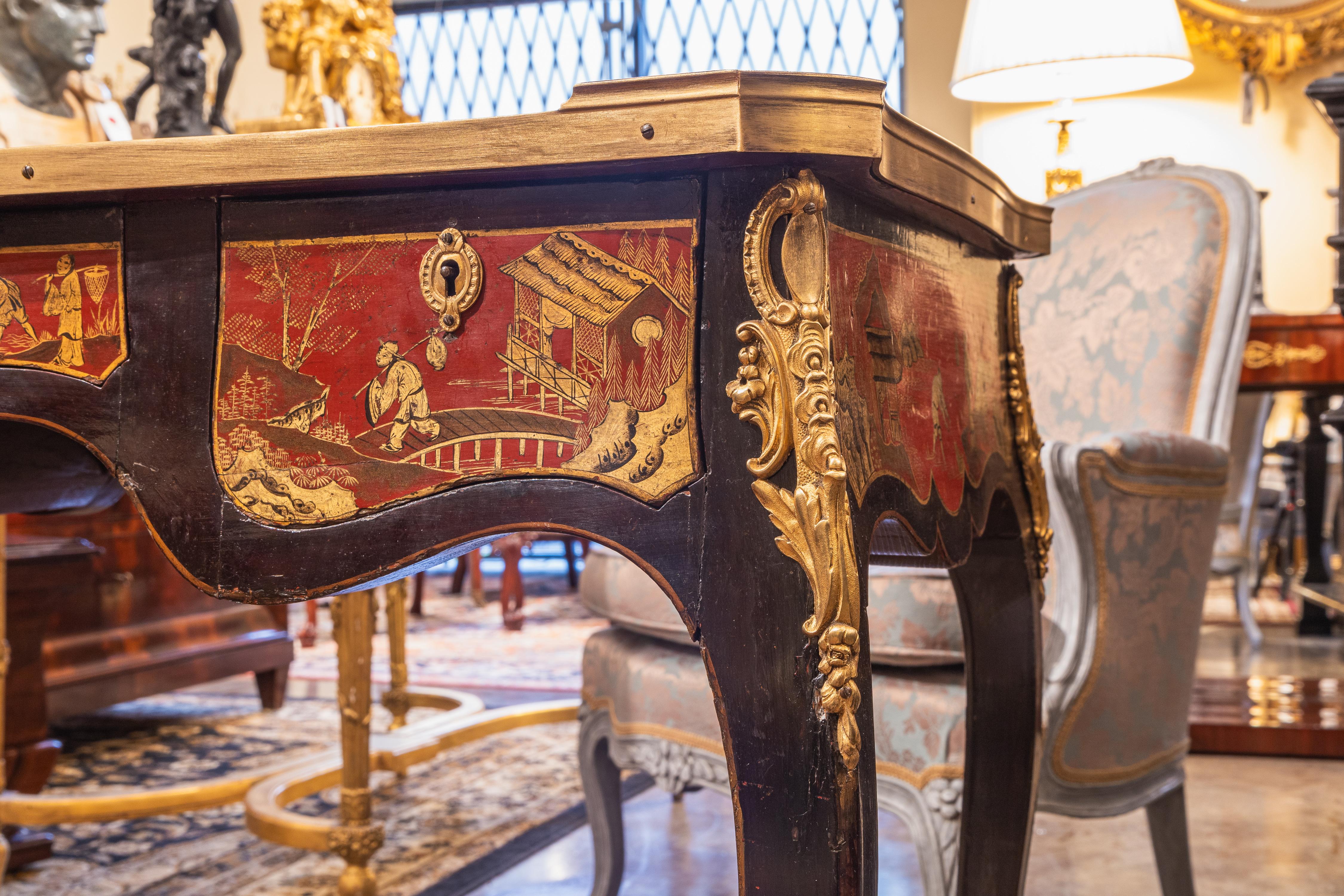 Ein feiner französischer, rot lackierter, von der Chinoiserie inspirierter Schreibtisch aus dem 19. (Englisch) im Angebot