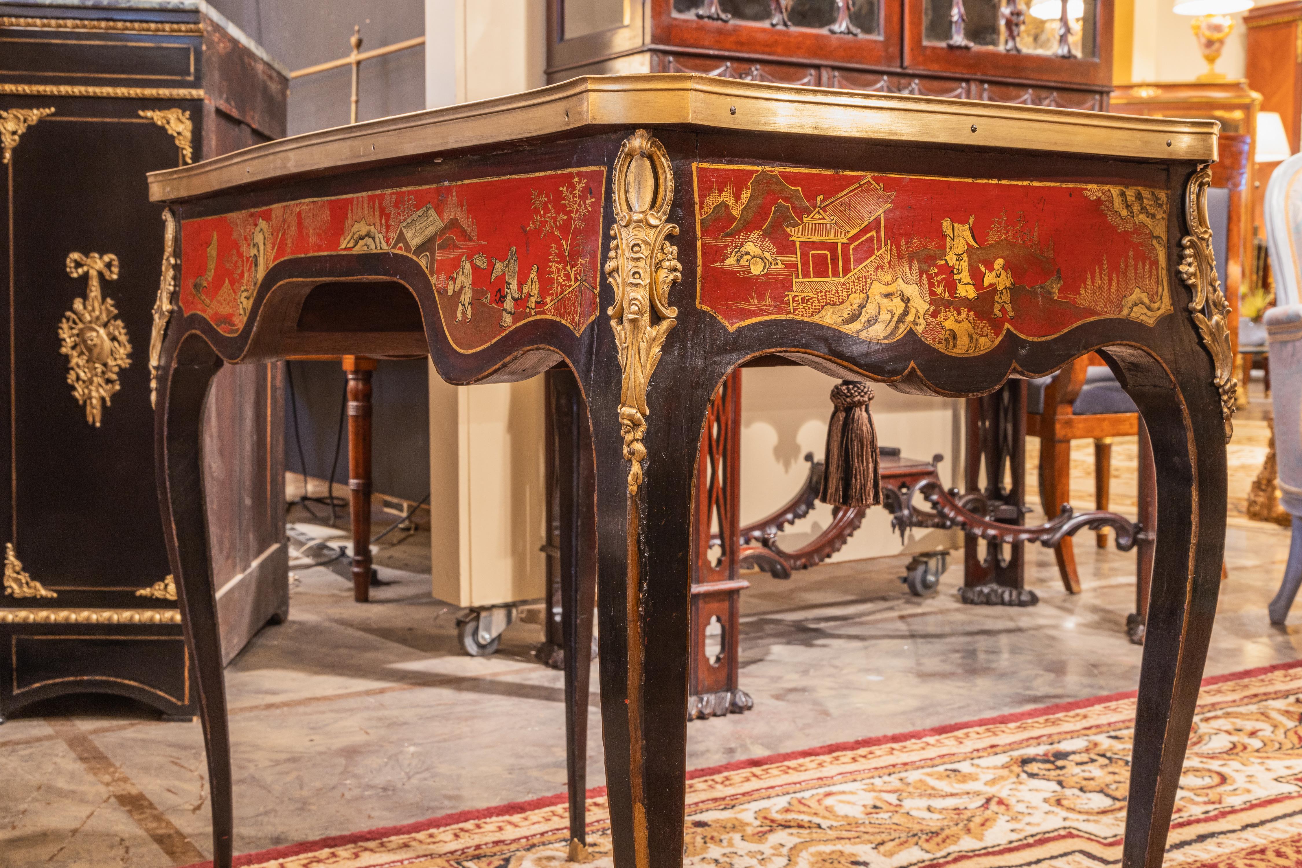 Doré Un beau bureau français du 19ème siècle d'inspiration chinoiseries laqué rouge en vente