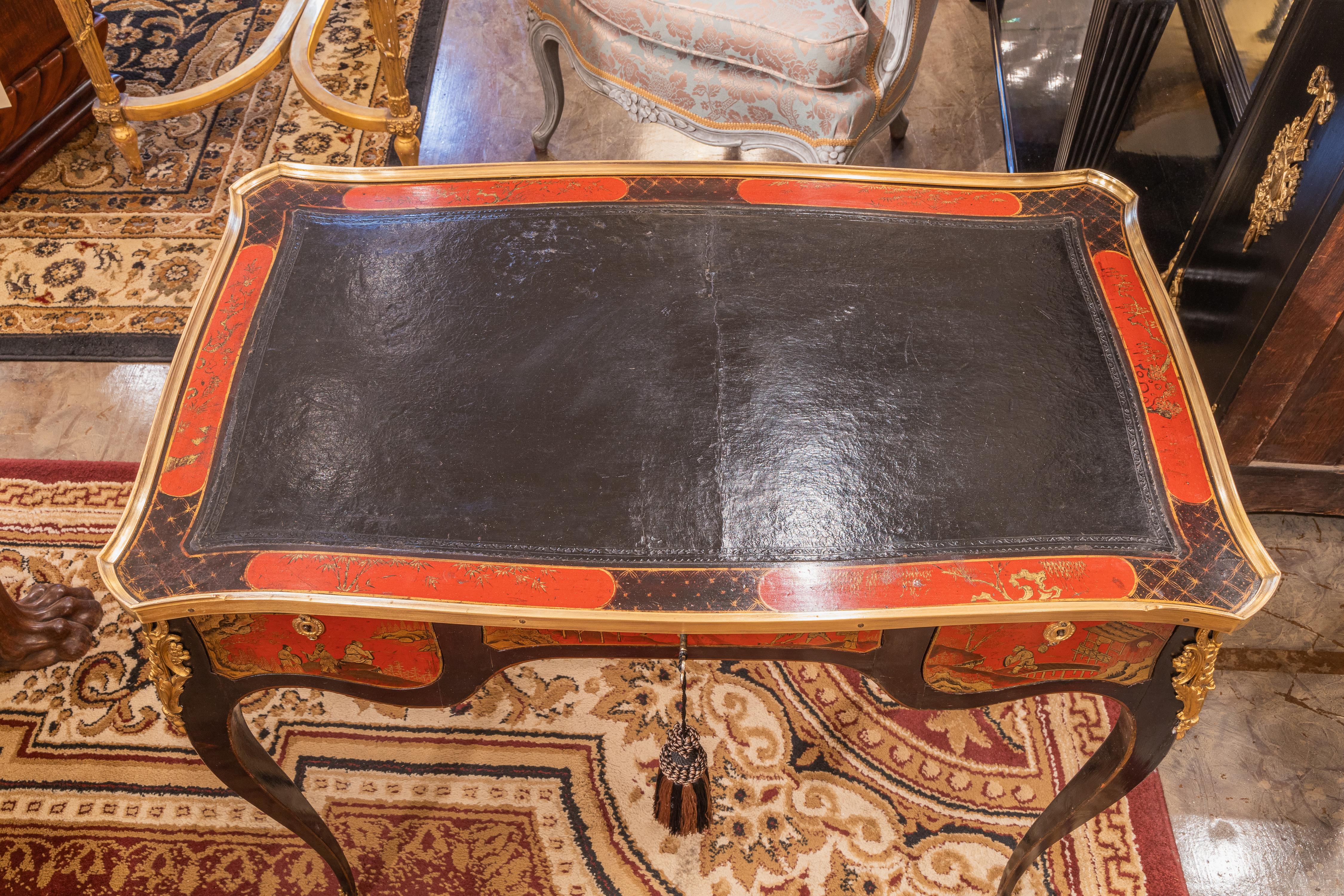 Ein feiner französischer, rot lackierter, von der Chinoiserie inspirierter Schreibtisch aus dem 19. (19. Jahrhundert) im Angebot