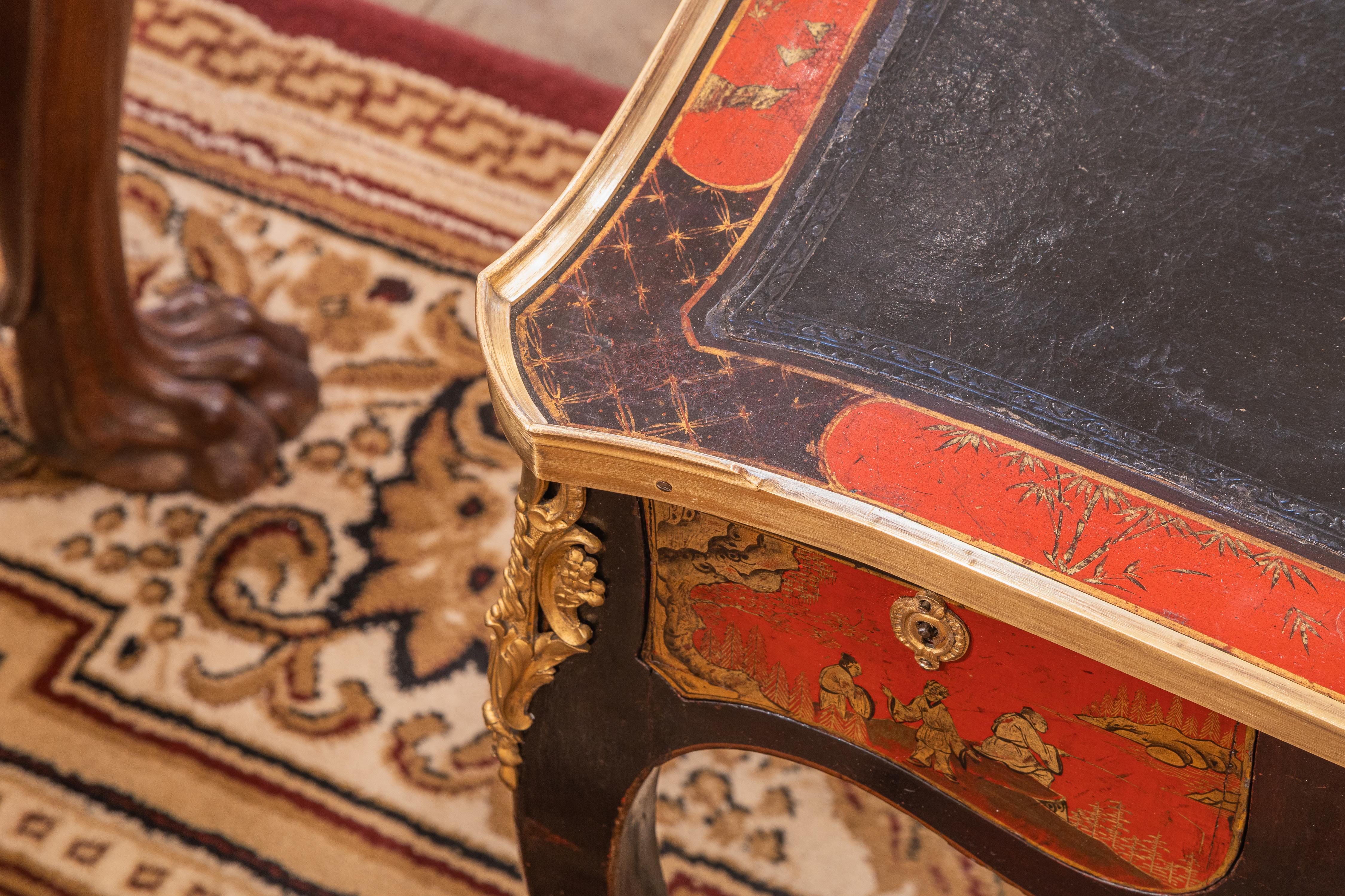 Ein feiner französischer, rot lackierter, von der Chinoiserie inspirierter Schreibtisch aus dem 19. (Bronze) im Angebot