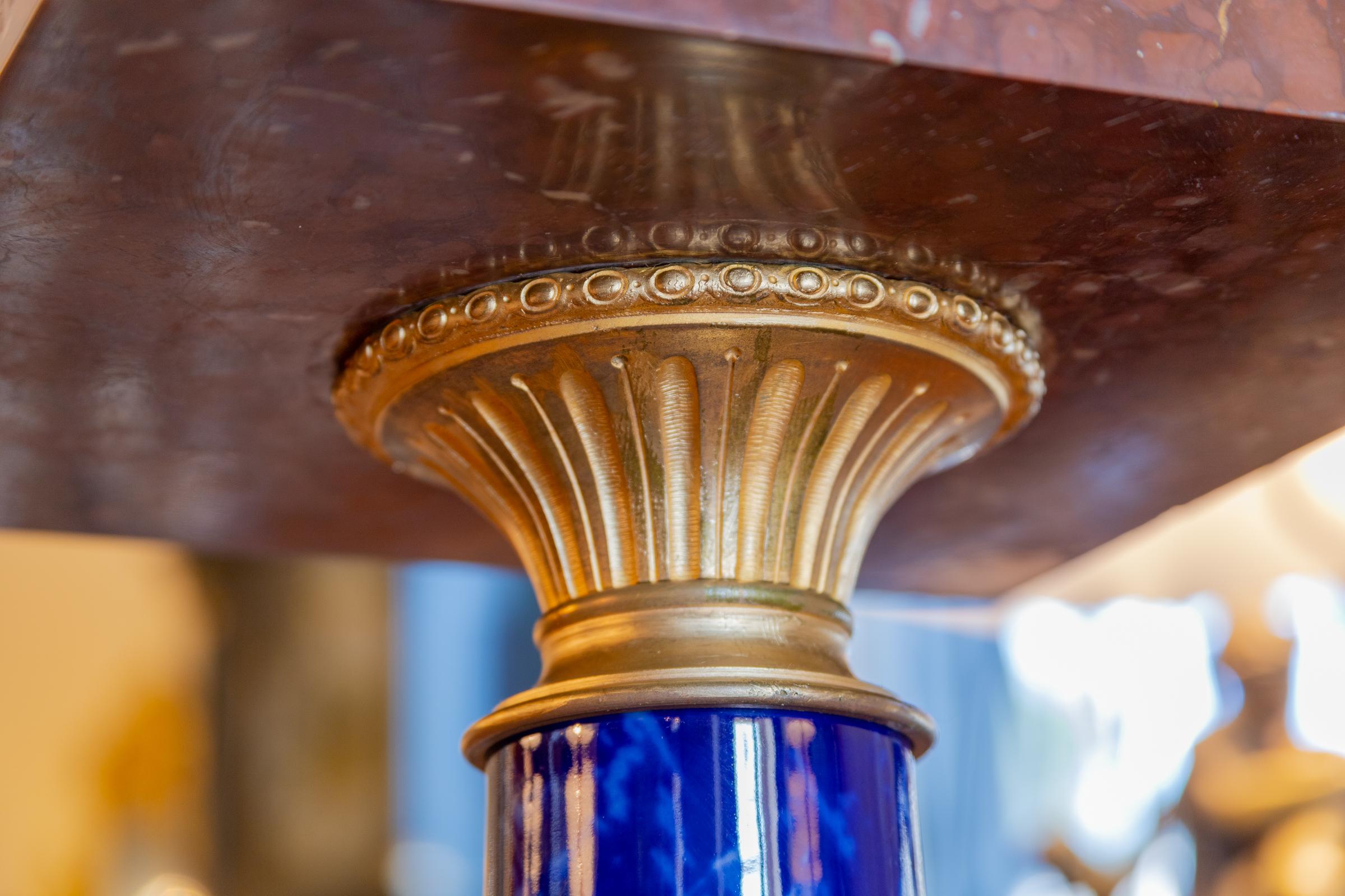 XIXe siècle Piédestaux en porcelaine de Sèvres du 19ème siècle peints à la main et montés sur bronze doré en vente