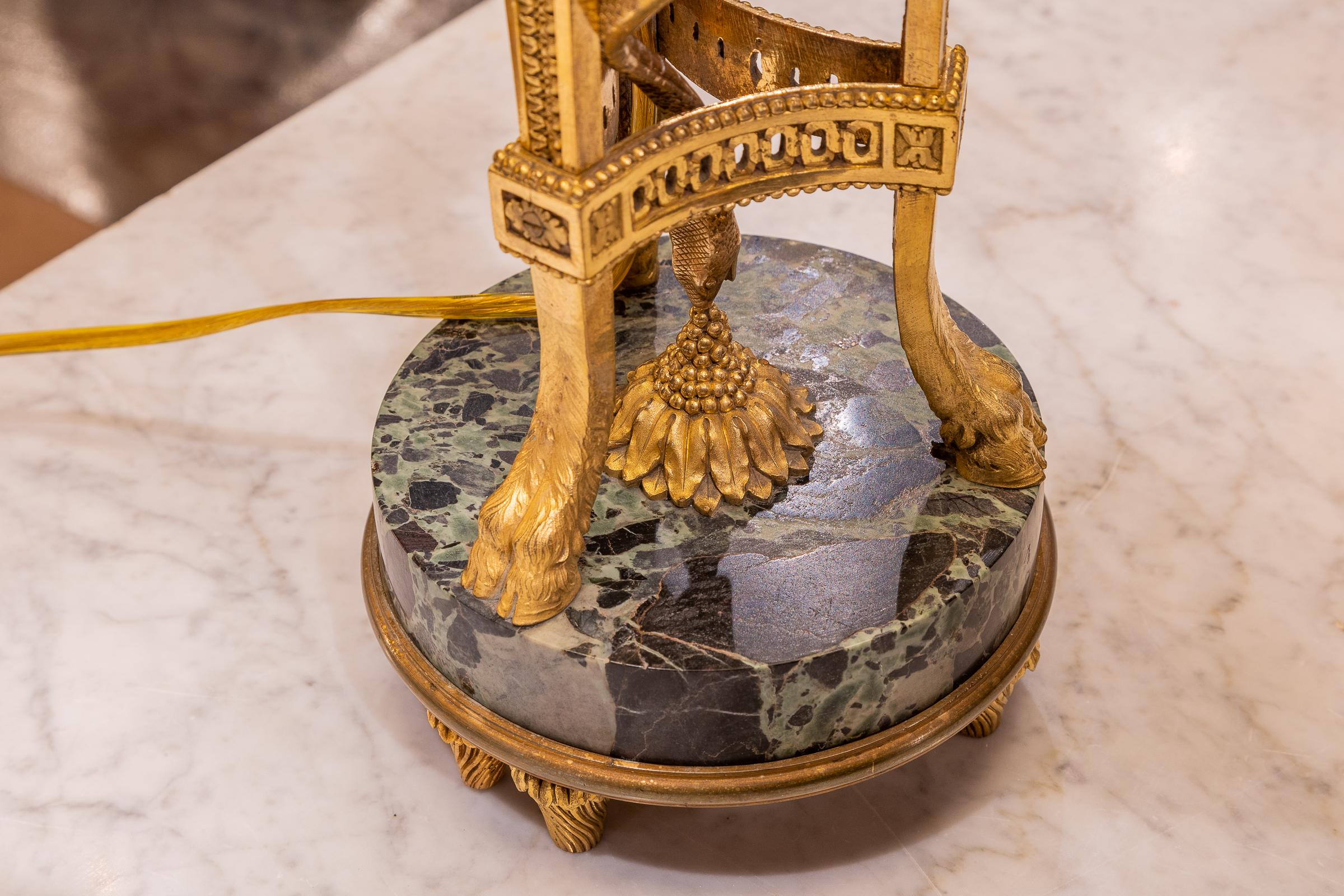 Grande lampe tripode en marbre et bronze doré du XIXe siècle. Bronze doré  détails du visage mythologique et du serpent