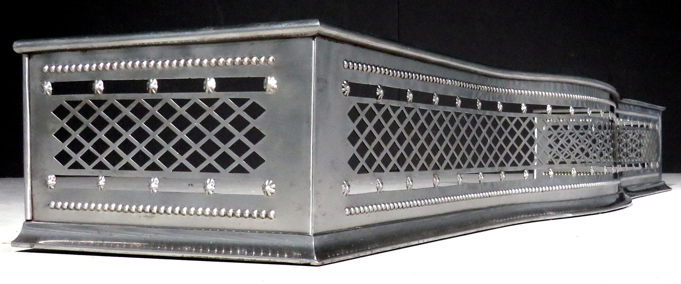 Neoclassico Un raffinato parafuoco in acciaio a serpentina di ispirazione neoclassica del XIX secolo, CIRCA 1840 in vendita