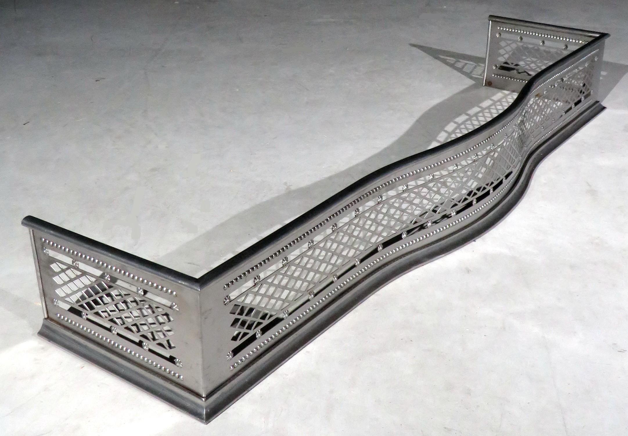 Inglese Un raffinato parafuoco in acciaio a serpentina di ispirazione neoclassica del XIX secolo, CIRCA 1840 in vendita