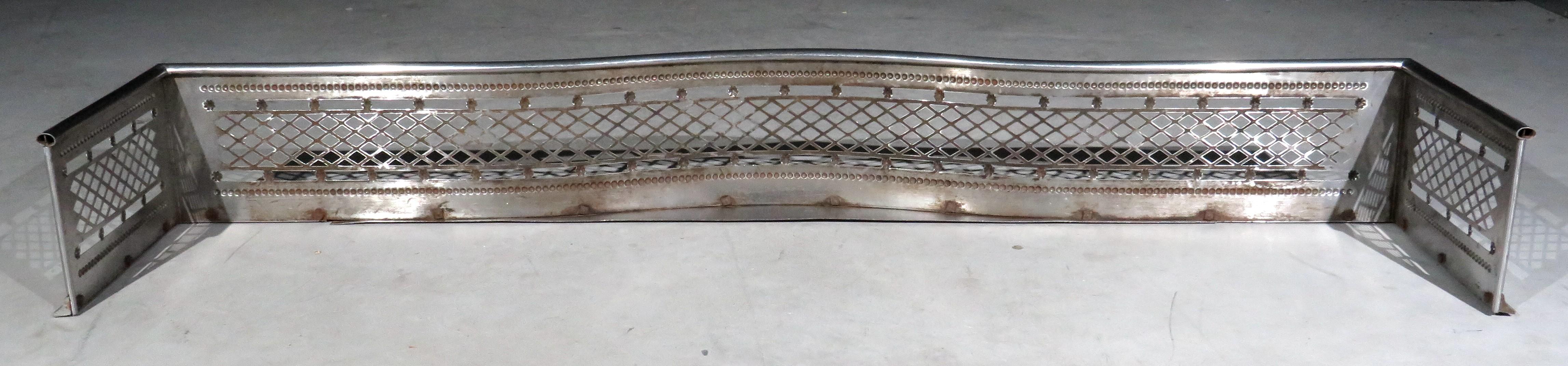 Oggetti in metallo Un raffinato parafuoco in acciaio a serpentina di ispirazione neoclassica del XIX secolo, CIRCA 1840 in vendita