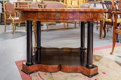 Un raffinato tavolo da centro Biedermeier austriaco del XIX secolo in noce ed ebanizzato