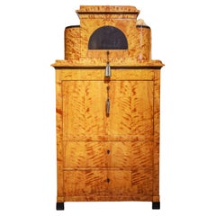 Un fino Biedermeier del siglo XIX  madera satinada  secretario de abedul y ébano