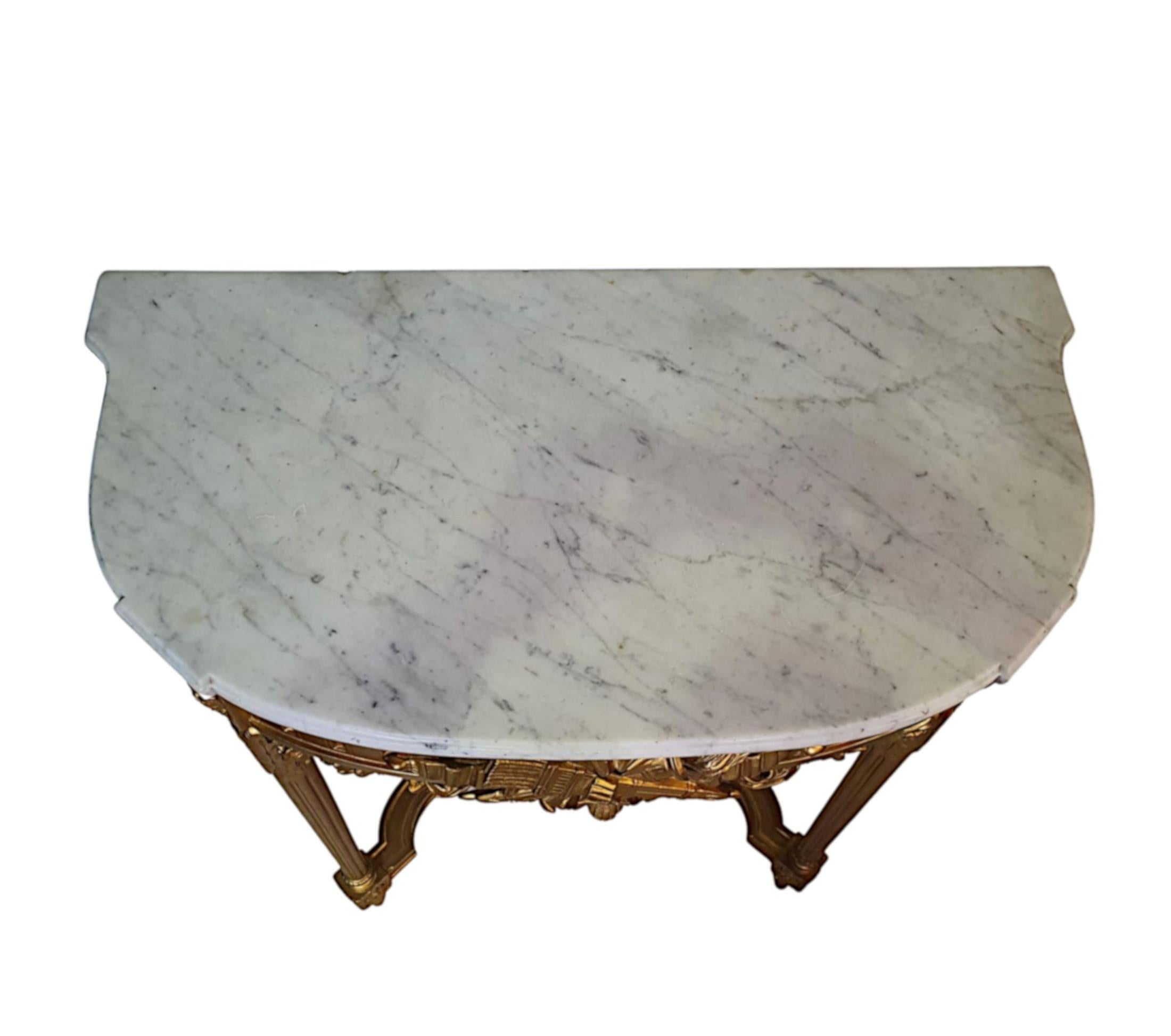 Marbre de Carrare Table console en bois doré avec plateau en marbre blanc de Carrare du 19ème siècle en vente