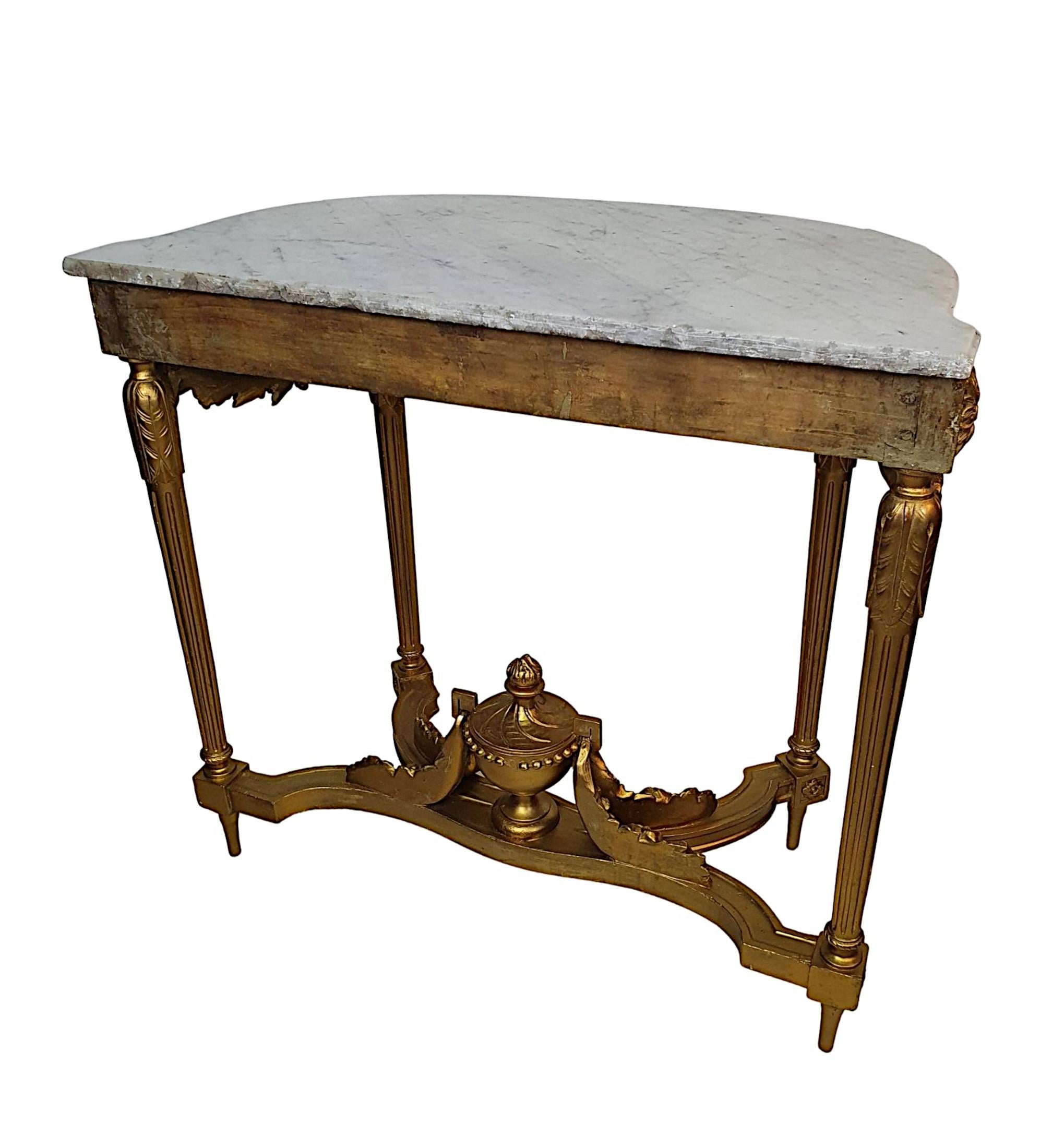 Table console en bois doré avec plateau en marbre blanc de Carrare du 19ème siècle en vente 1
