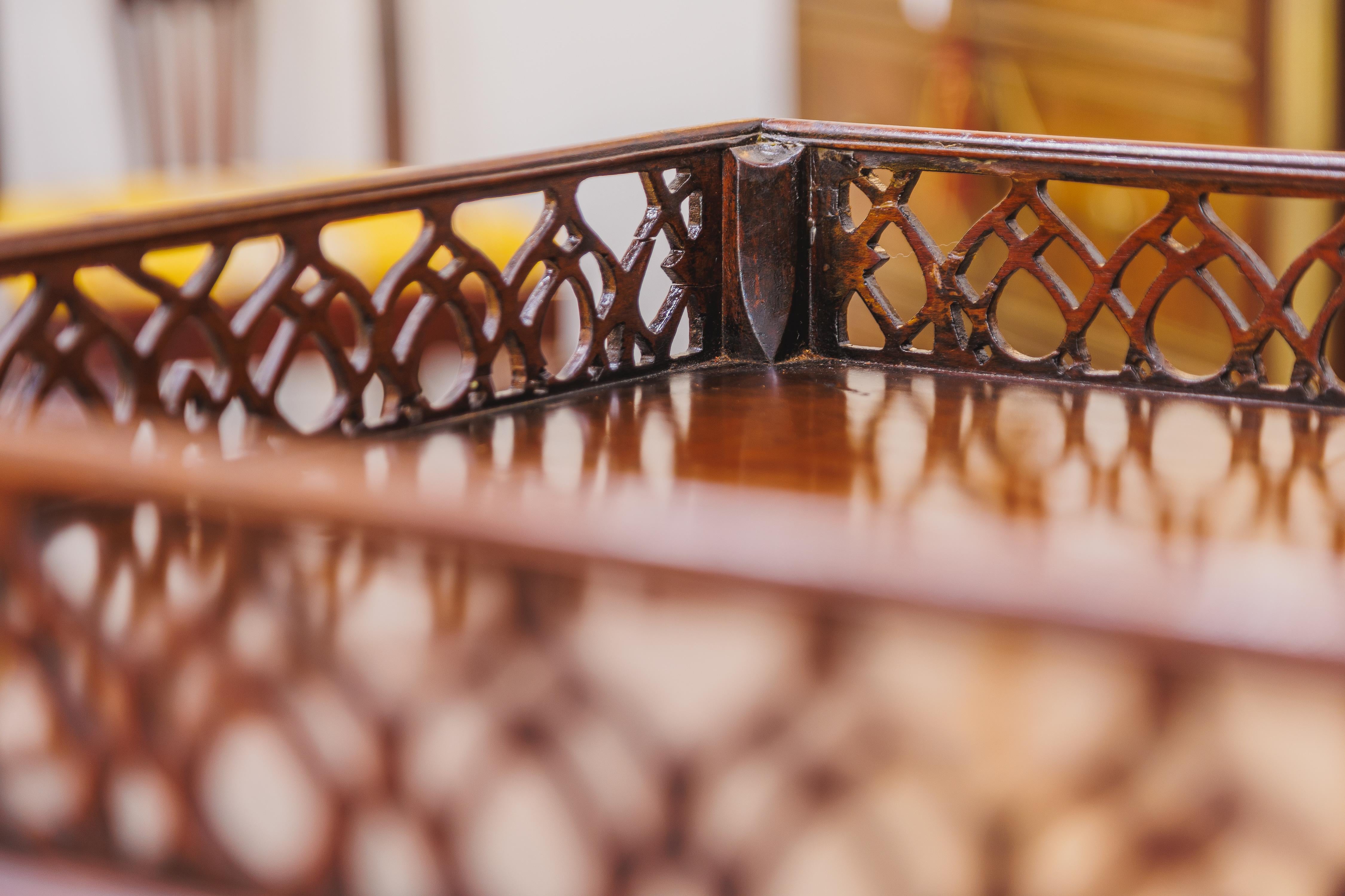A fine 19th century Chinese Chippendale mahogany silver table In Good Condition For Sale In Dallas, TX