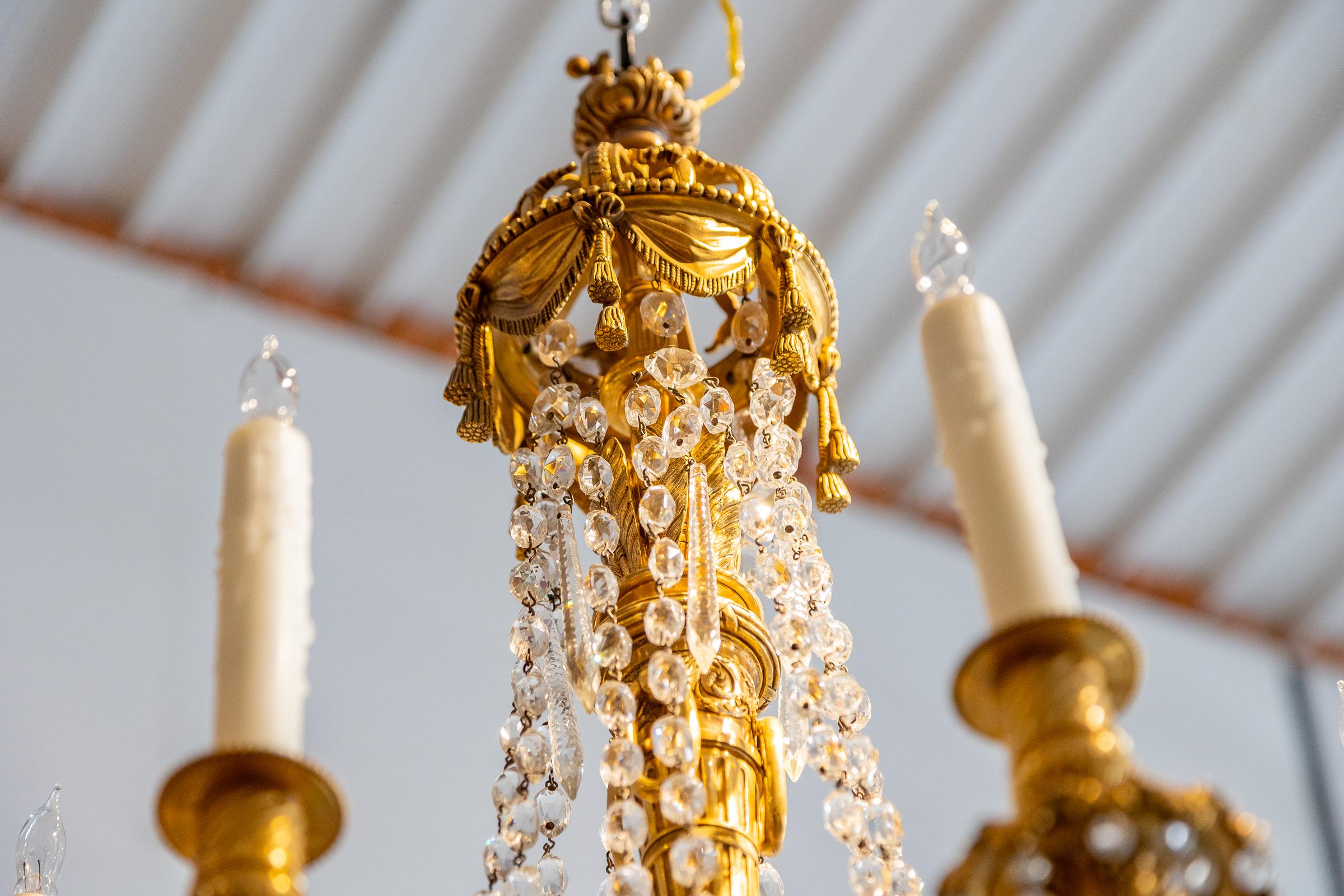 Fine 19th Century Crystal and Gilt Bronze Chandelier French Louis XVI For Sale 4